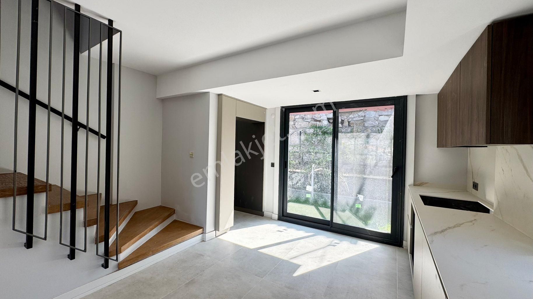 Eski Foça Atatürk Mahallesi’nde Modern Mimarili 2 Katlı Yeni Villa - Görsel 8