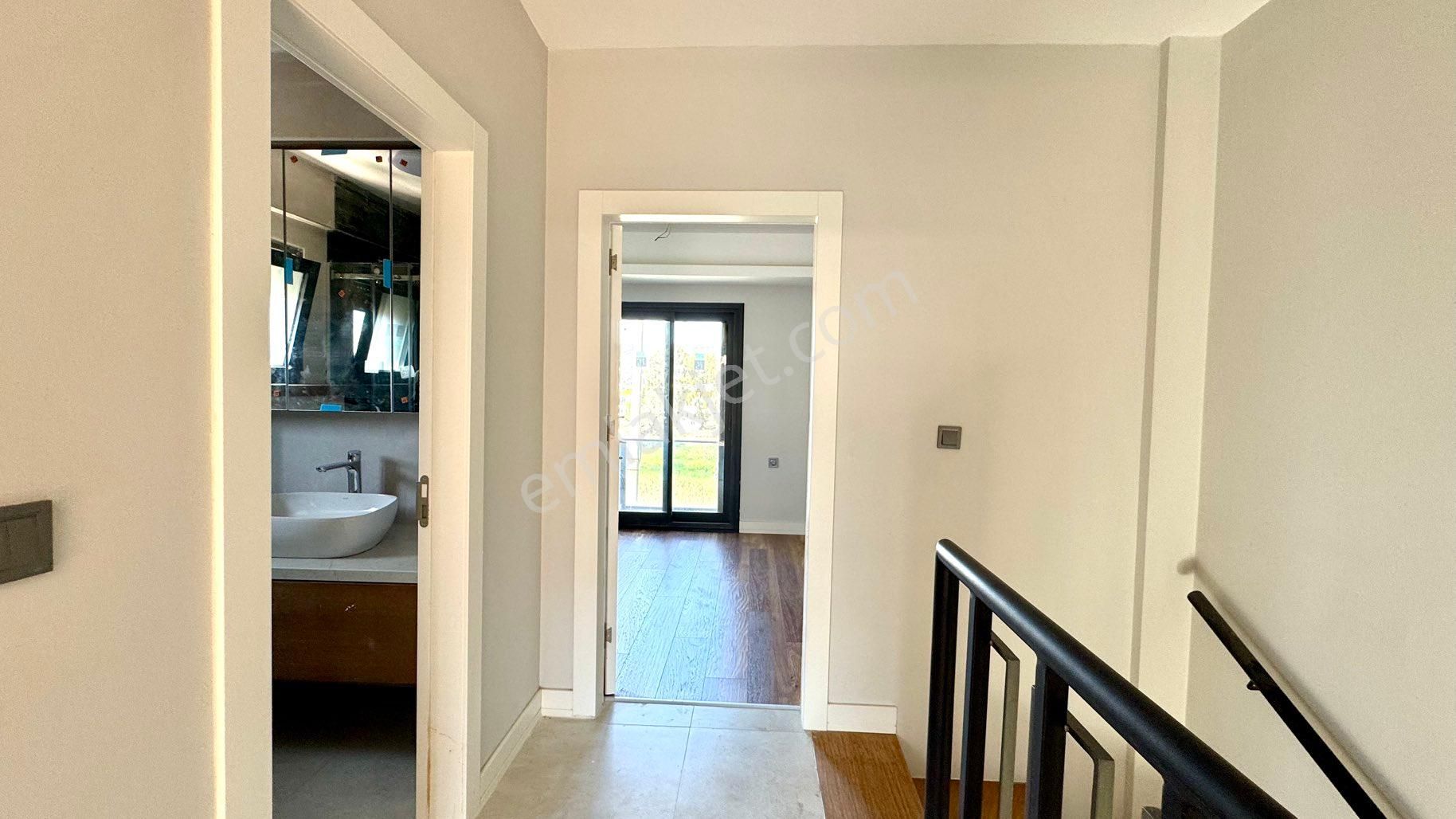 Eski Foça Atatürk Mahallesi’nde Modern Mimarili 2 Katlı Yeni Villa - Görsel 21