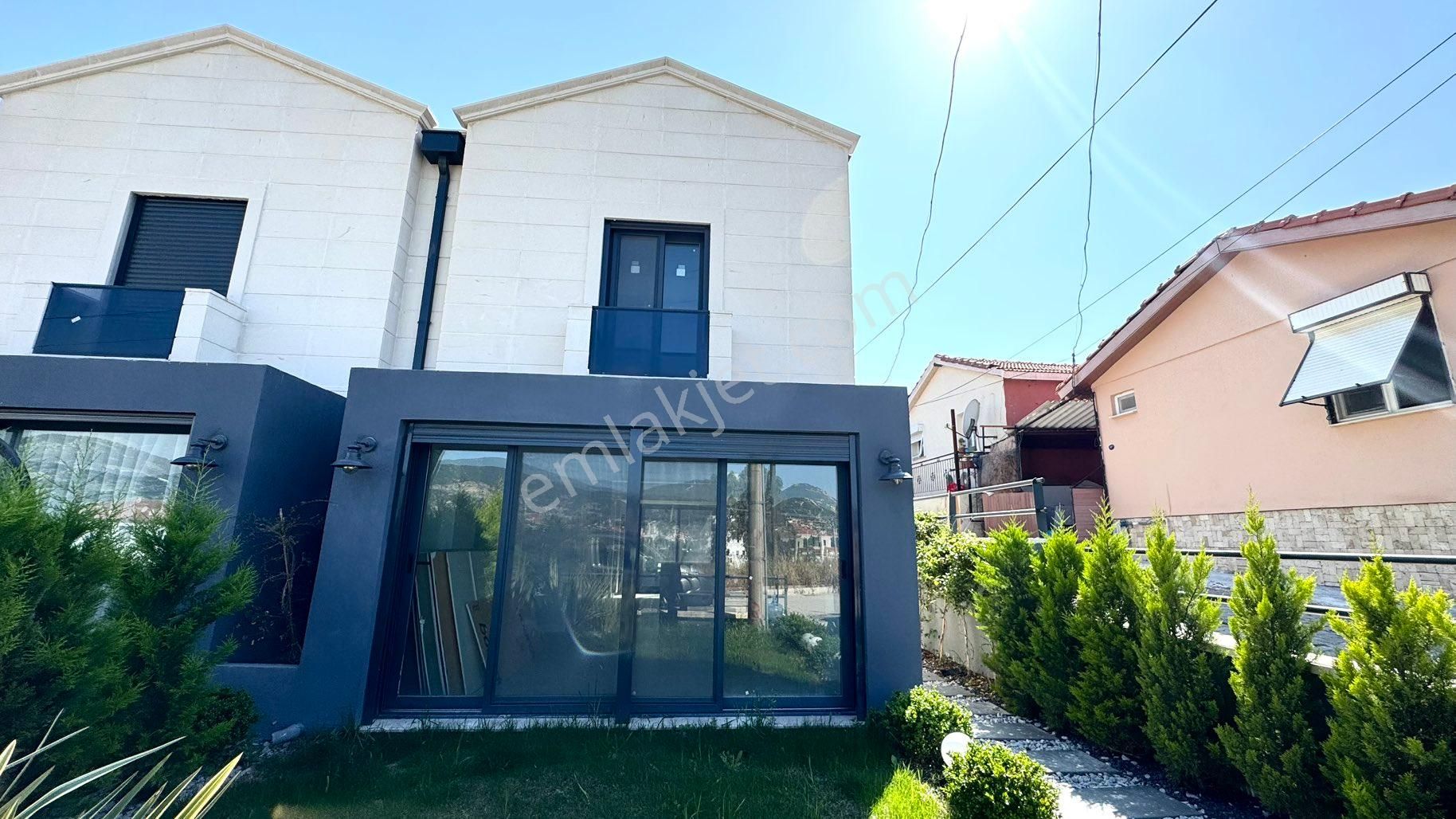 Eski Foça Atatürk Mahallesi’nde Modern Mimarili 2 Katlı Yeni Villa - Görsel 2