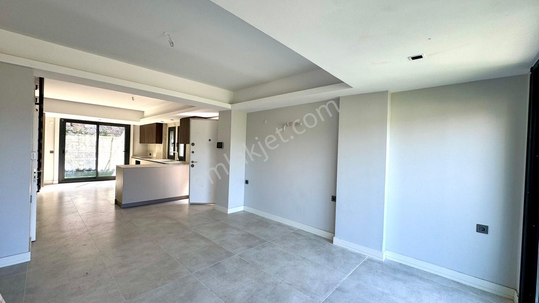 Eski Foça Atatürk Mahallesi’nde Modern Mimarili 2 Katlı Yeni Villa - Görsel 9