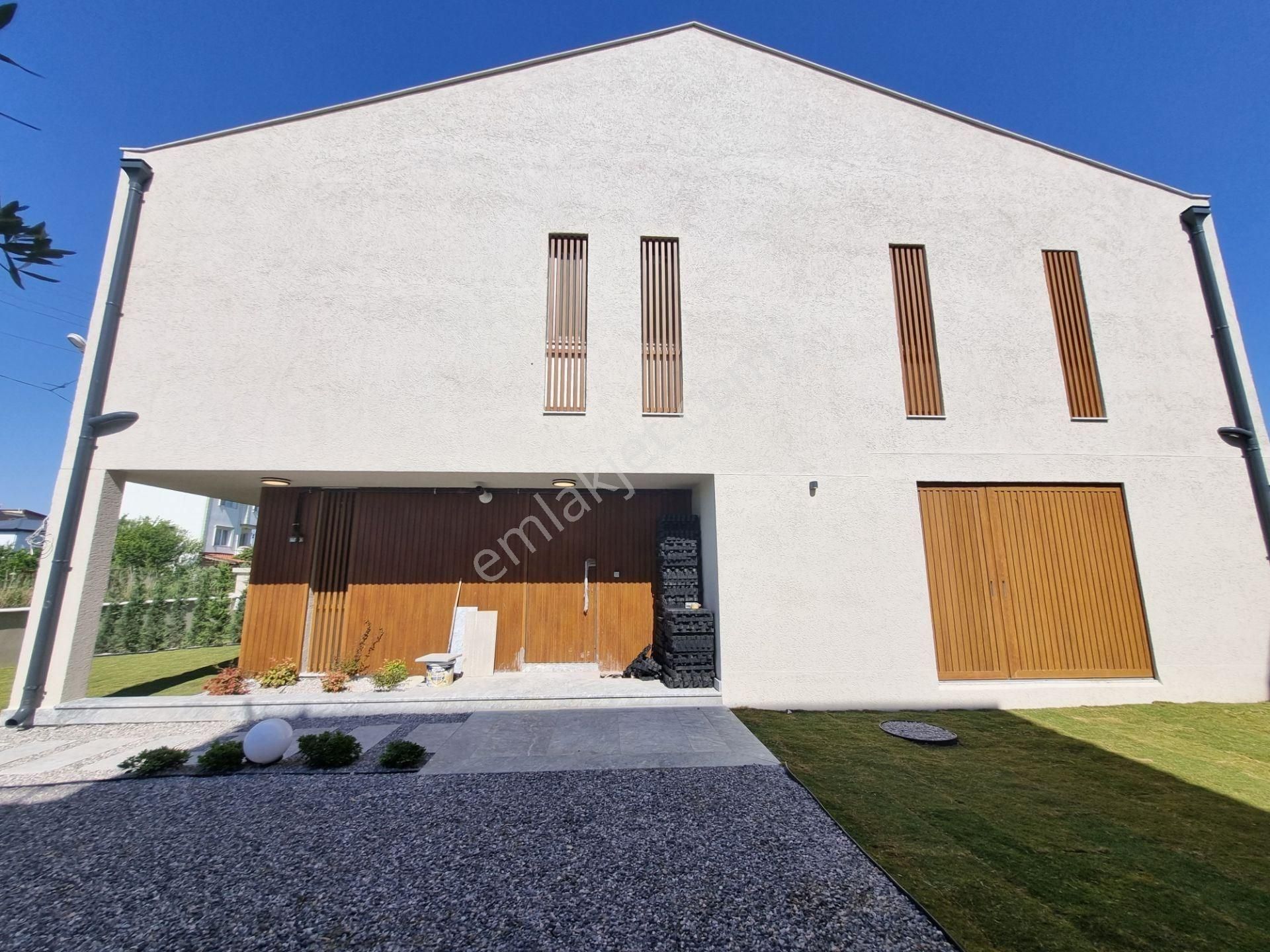 Urla Atatürk Mahallesinde Geniş Bahçeli Sıfır 5+1 Kiralık Villa