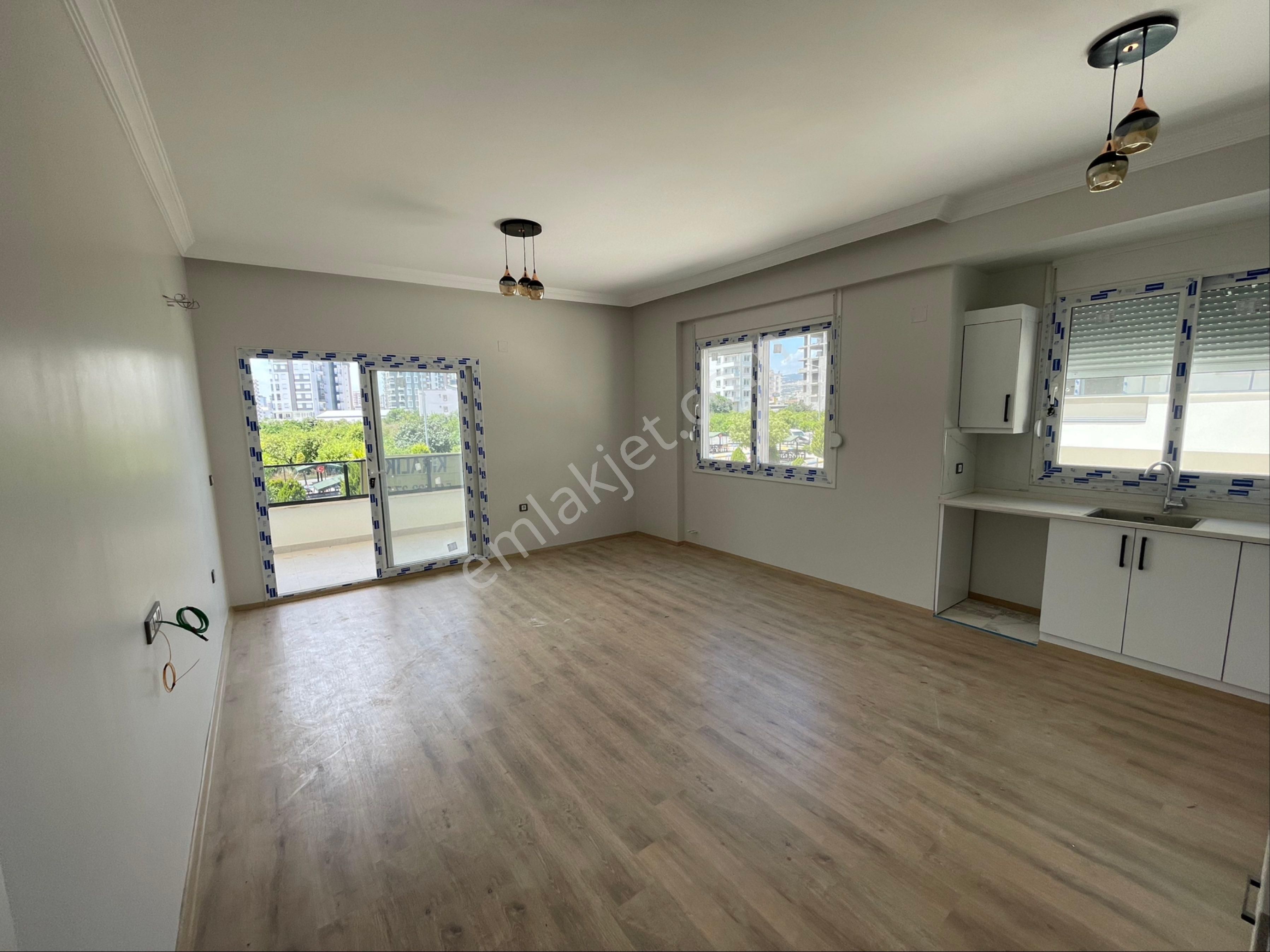 Yukarı Alata'da Kiralık Sıfır 2+1 Lüks Daire !!