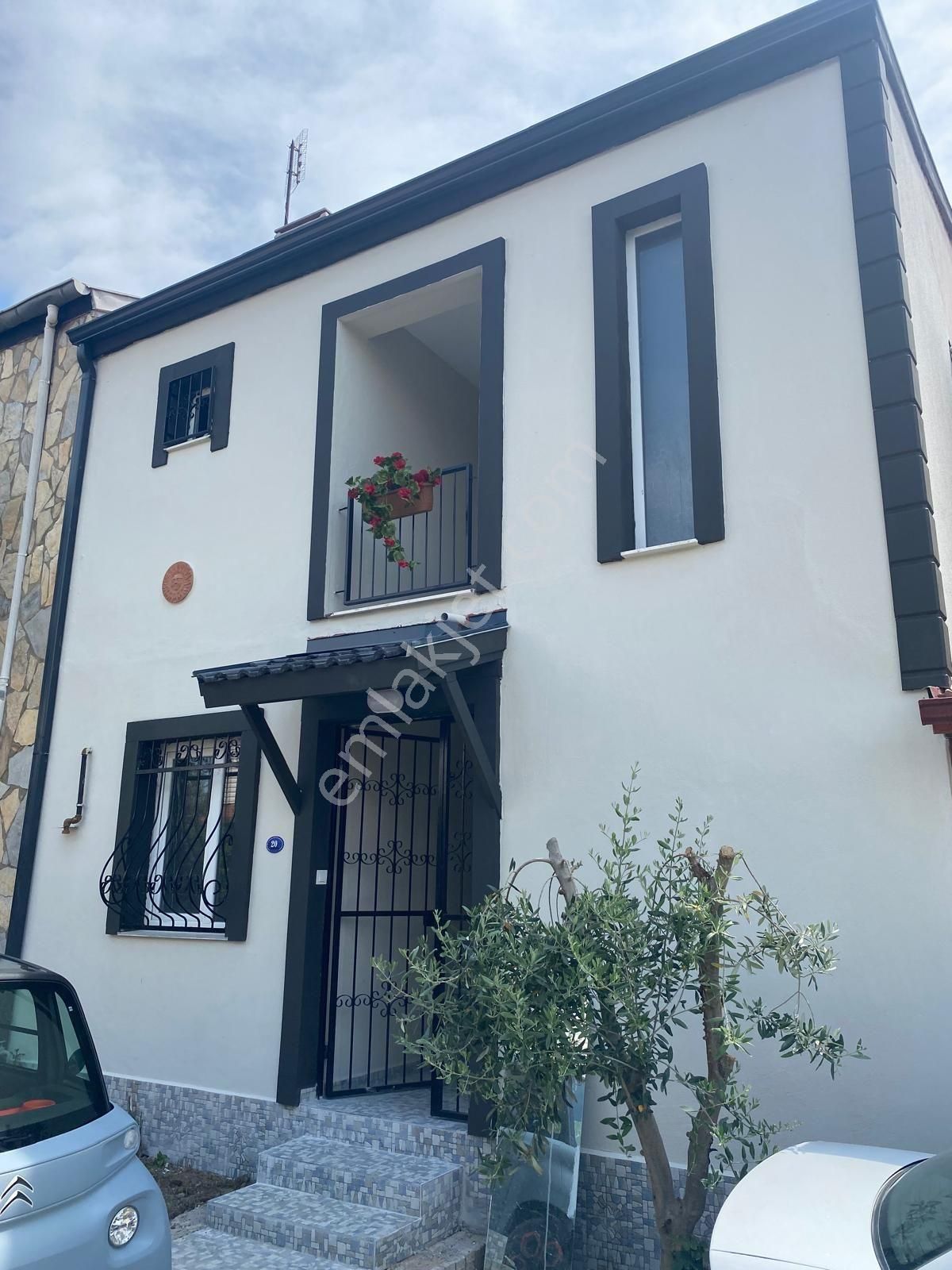 Urla 544 Evler Bahçeli 3+1 Yenilenmis