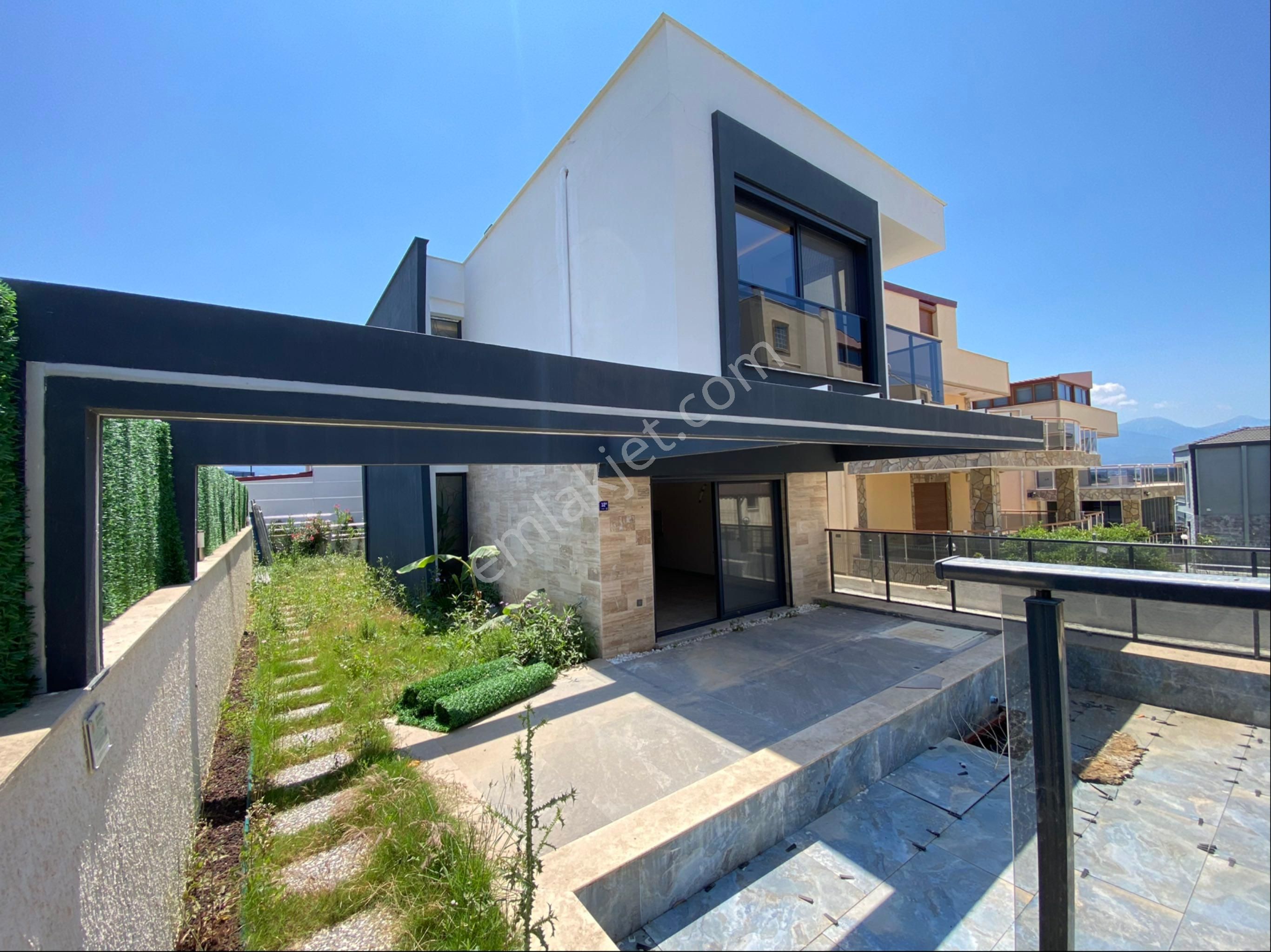 Kuşadasında 4+1 Sıfır Özel Havuzlu Tek Müstakil Villa