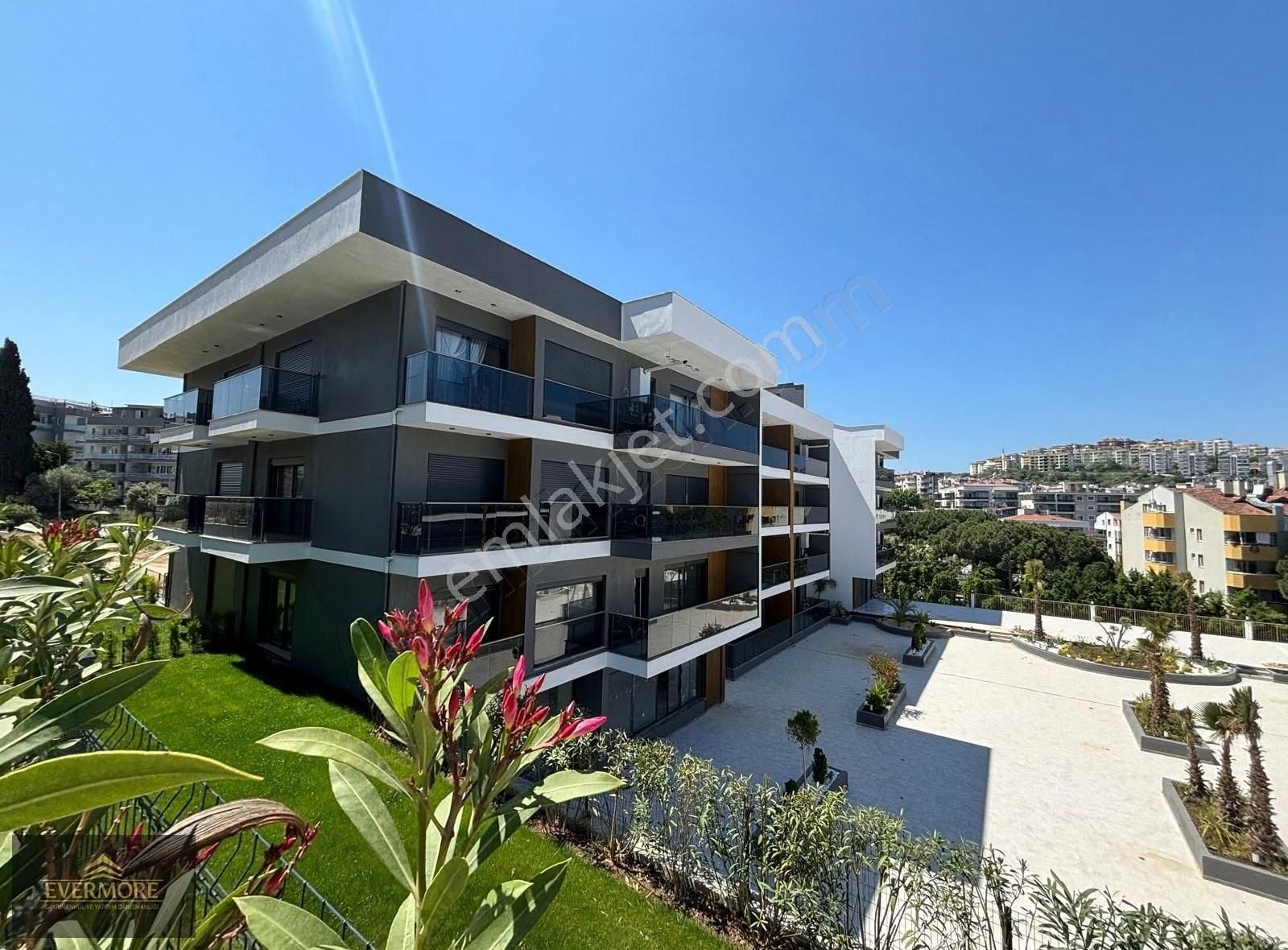 Kuşadası'nda Merkeze Yakın,geniş Sosyal Alanlı 3+1 Satılık Daire