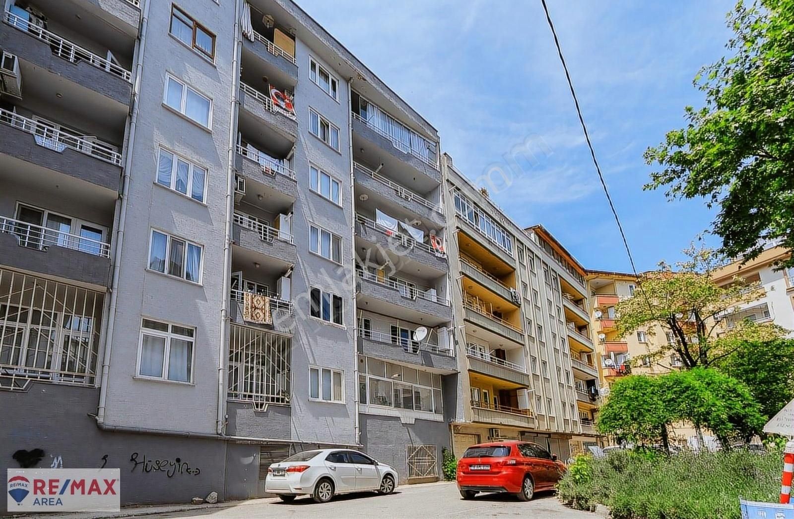 Remax Area Dan Merkezi Konumda Eşyalı Satılık 3+1 Ara Kat Daire