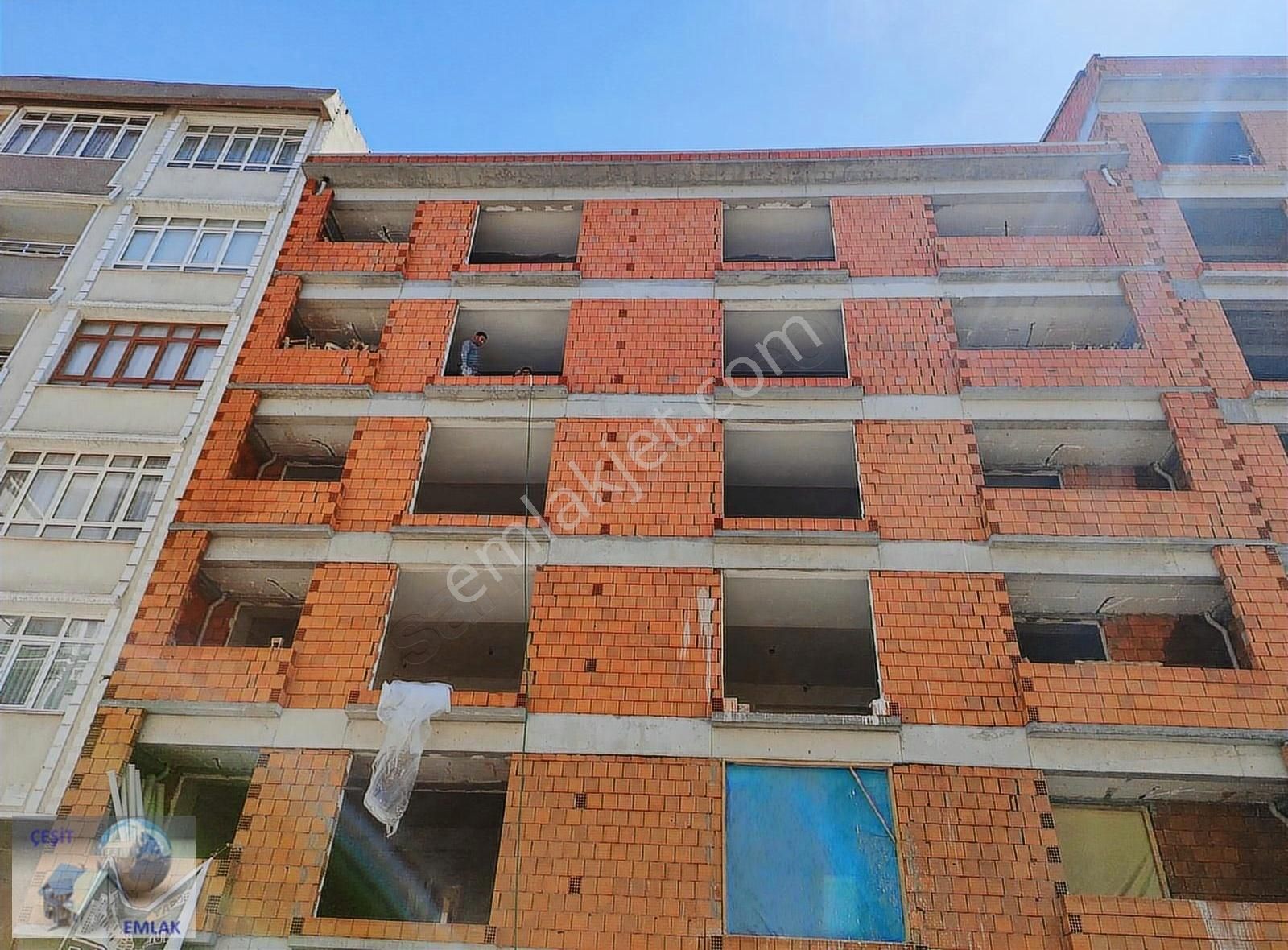 Çeşit Emlak Sevketdag Cad Ustu Yenı Bina Da 2+1 Satılık Daire