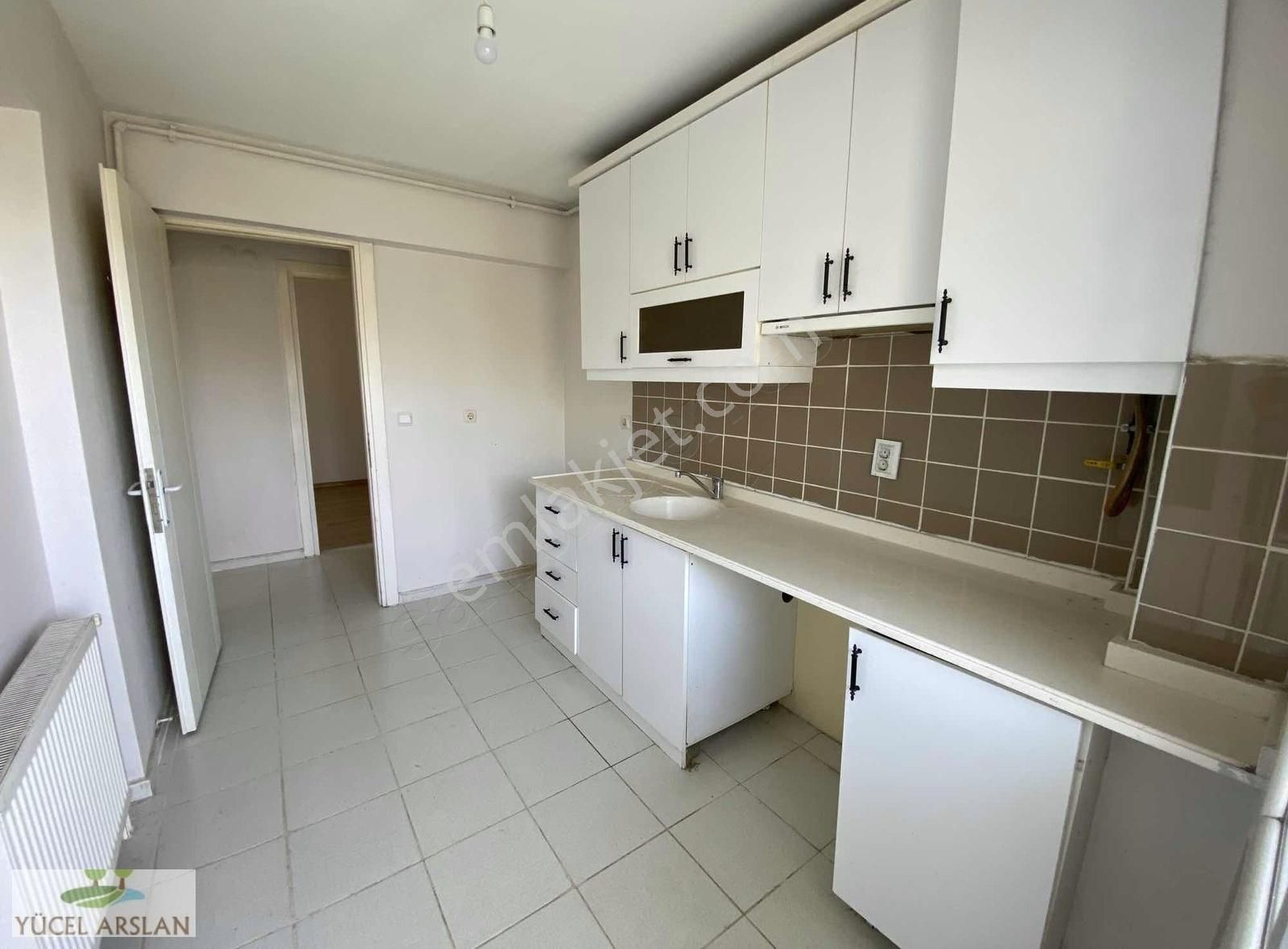 Çiğli Cumhuriyet'te Kiralık 3+1 Daire Doğalgaz Otopark Arakat