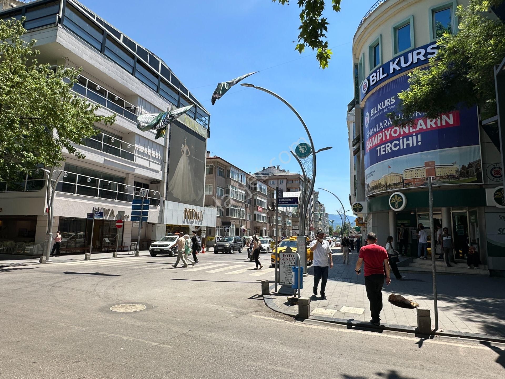 Eskidji’den İzmit Merkez Yürüyüş Yolunda Teraslı Komple Kiralık Bina