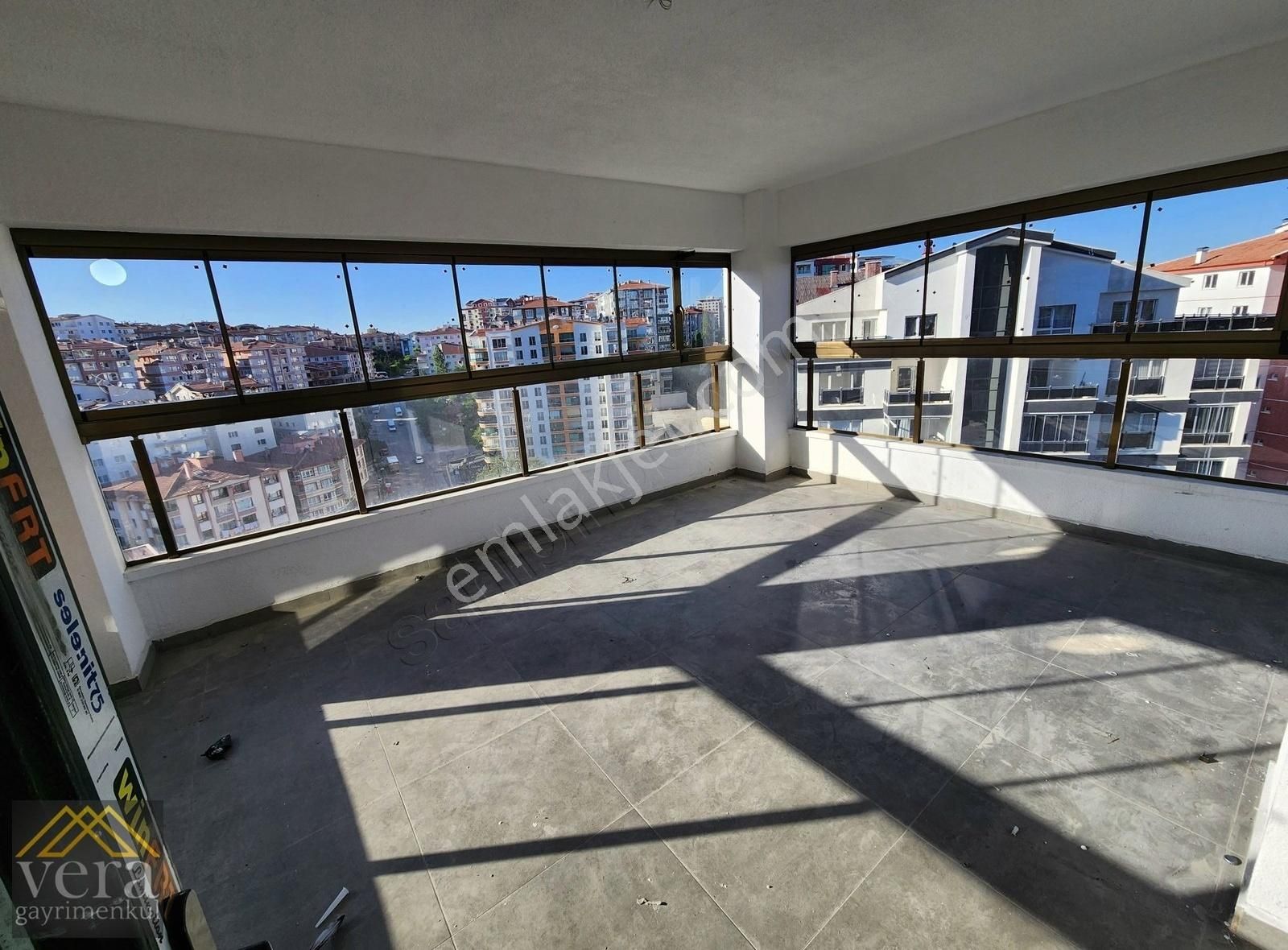 Sitede Teras Balkonlu Full Yapılı 8. Kat Satılık 3+1