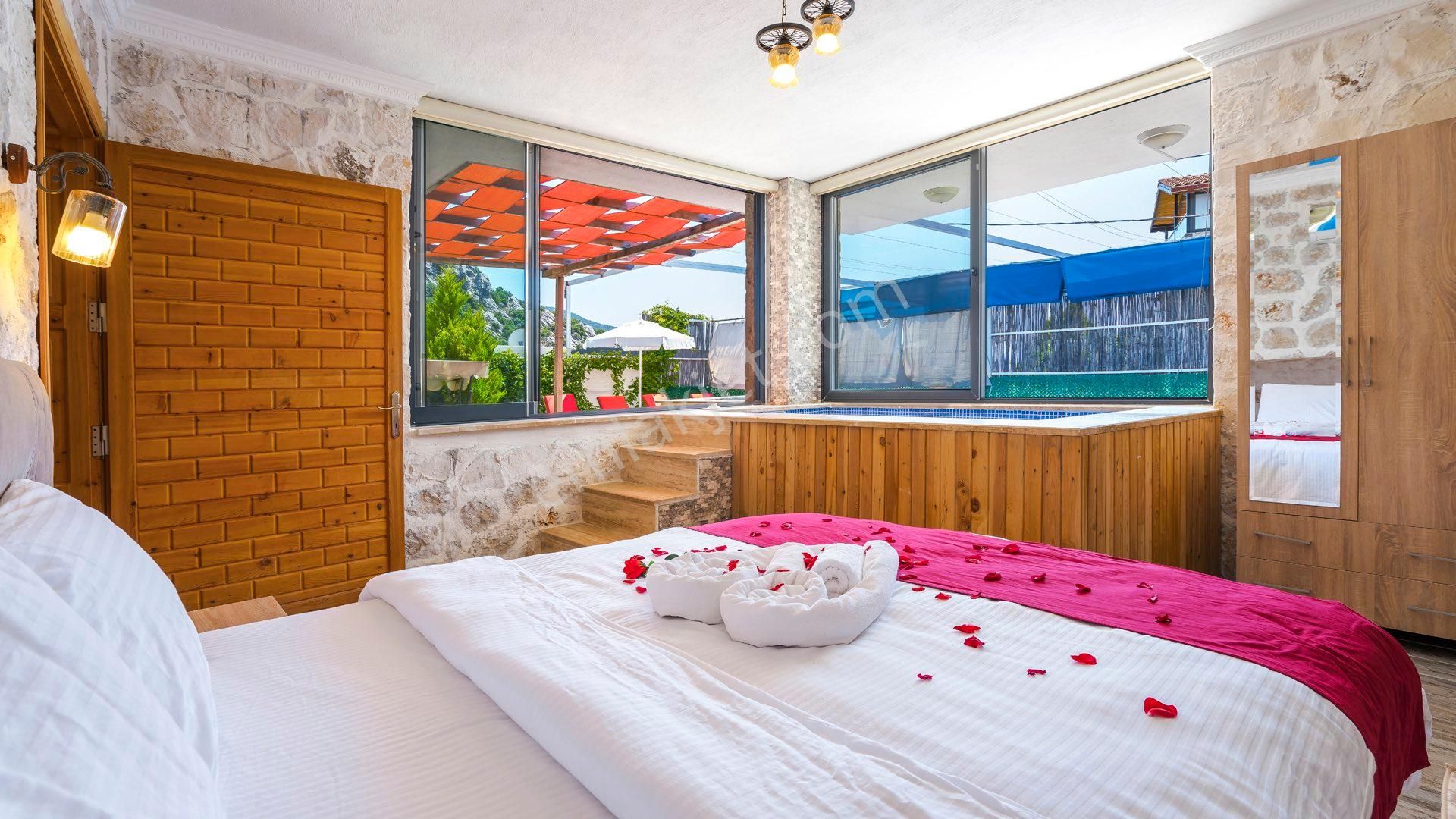 Kaş İslamlar Mahallesinde Uzun Dönem Kiralık Taş Villa