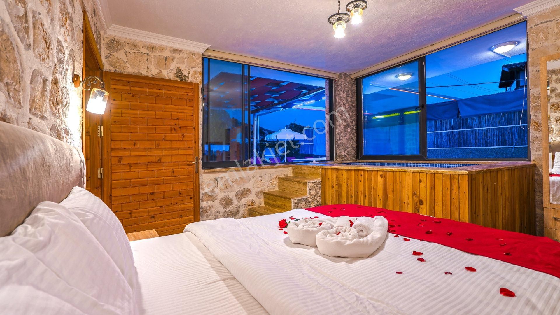 Kaş İslamlar Mahallesinde Satılık Yapı Kayıtlı Villa+bungalov