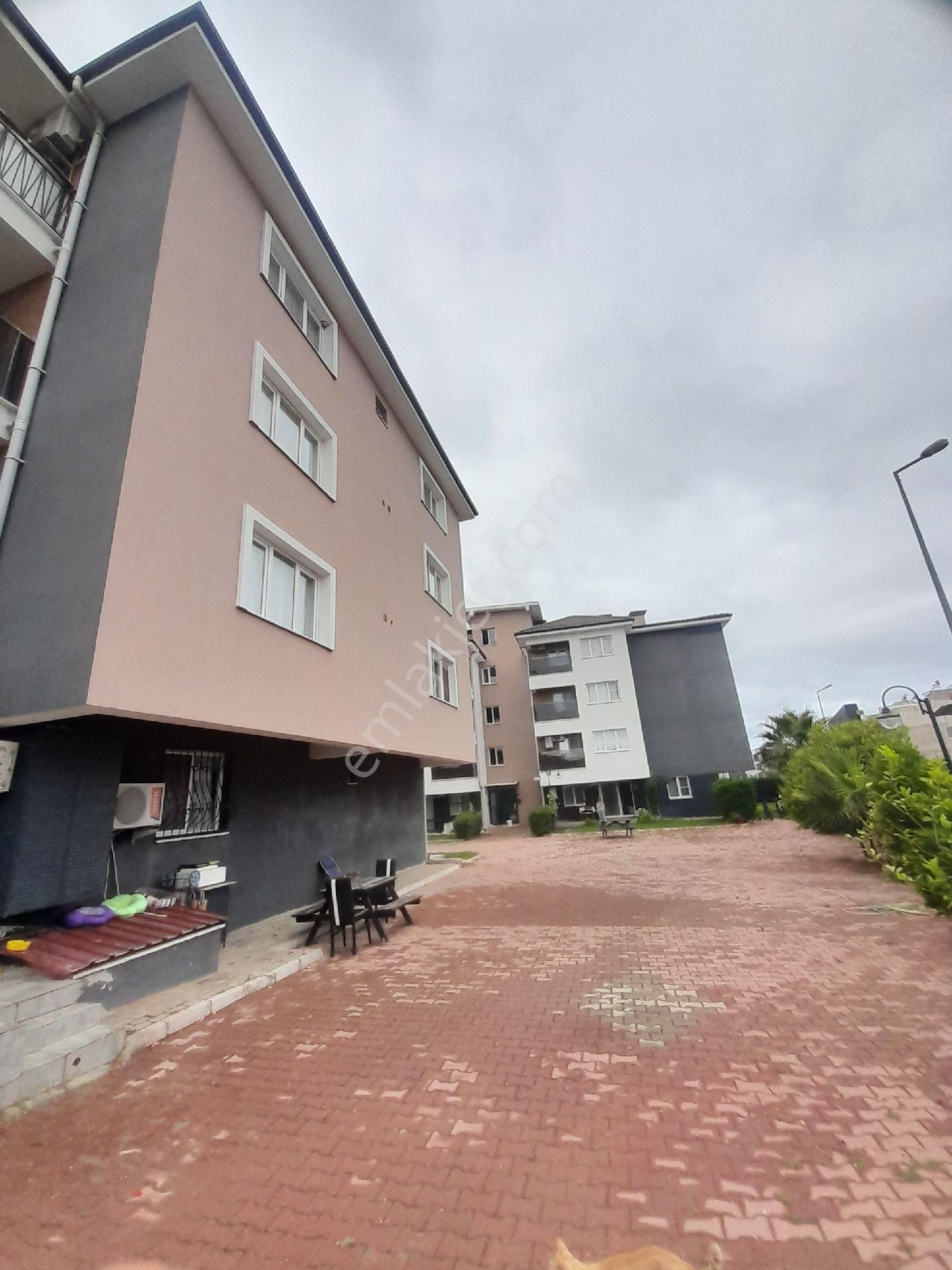 Kuşadası Davutlar Bölgesinde Bahçeli Verandalı 1+1 Daire