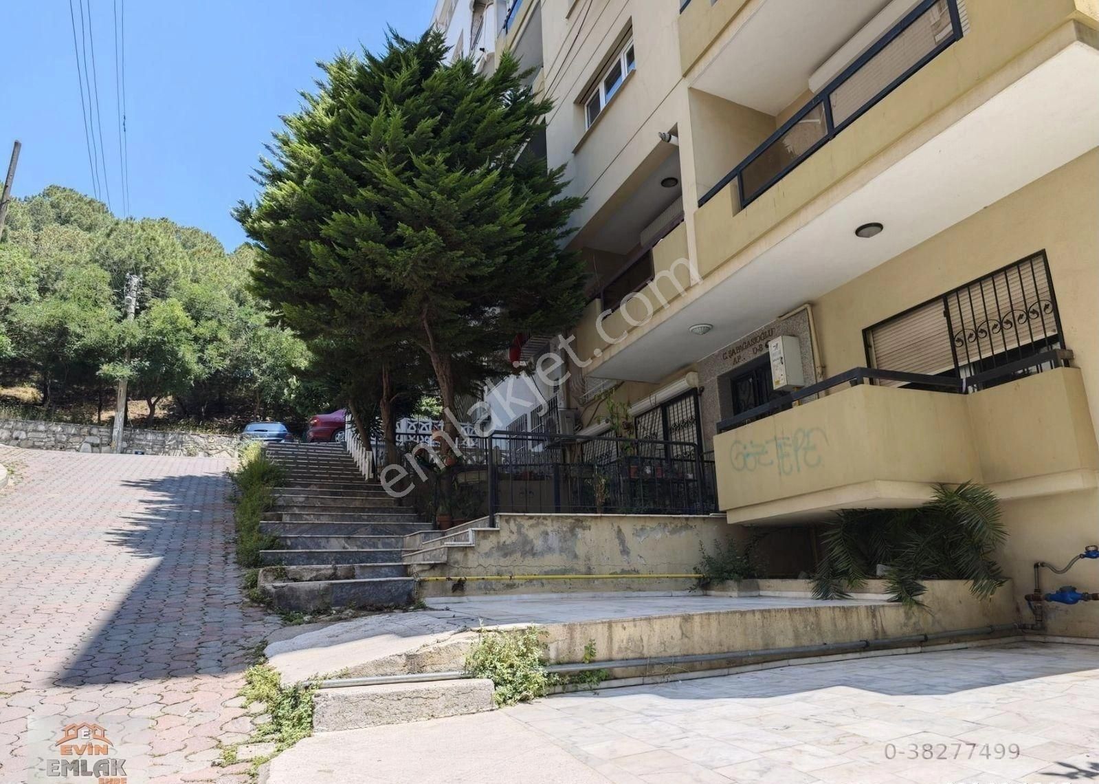 Göztepenin Kalbinde 14 Yaşında Otoparklı Doğalgazlı 145 M2 3+1