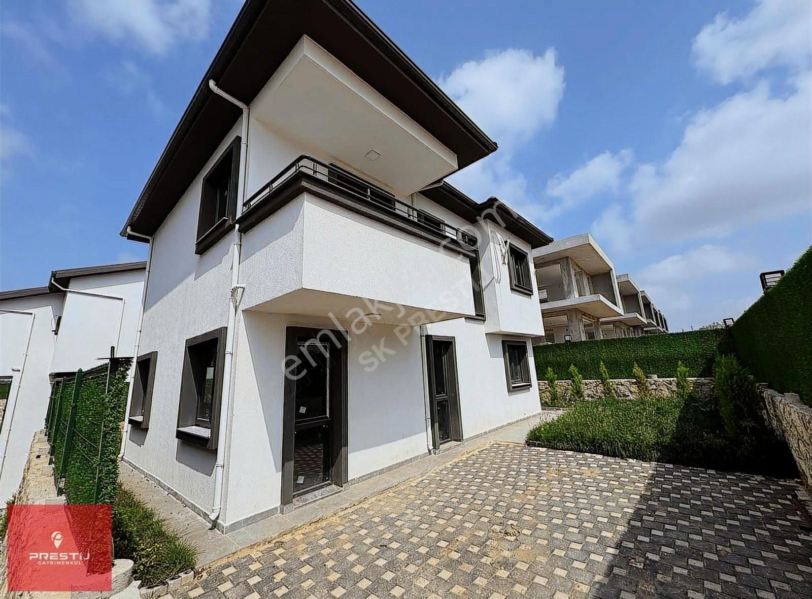 Çınarlı'da Site İçi 4+1 Açık Mutfak Dubleks Villa