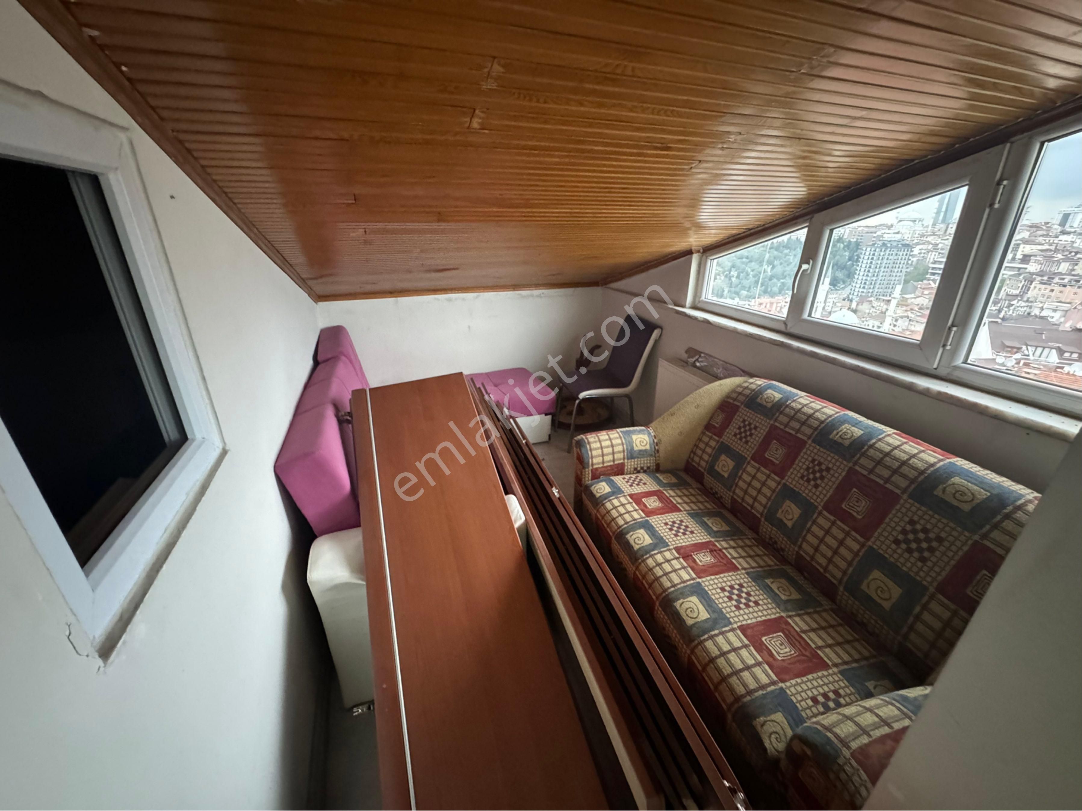 Emniyet Evlerde (4 Levent Metroya 400 M) Kiralık Eşyalı 1+1 Çatı Katı Daire