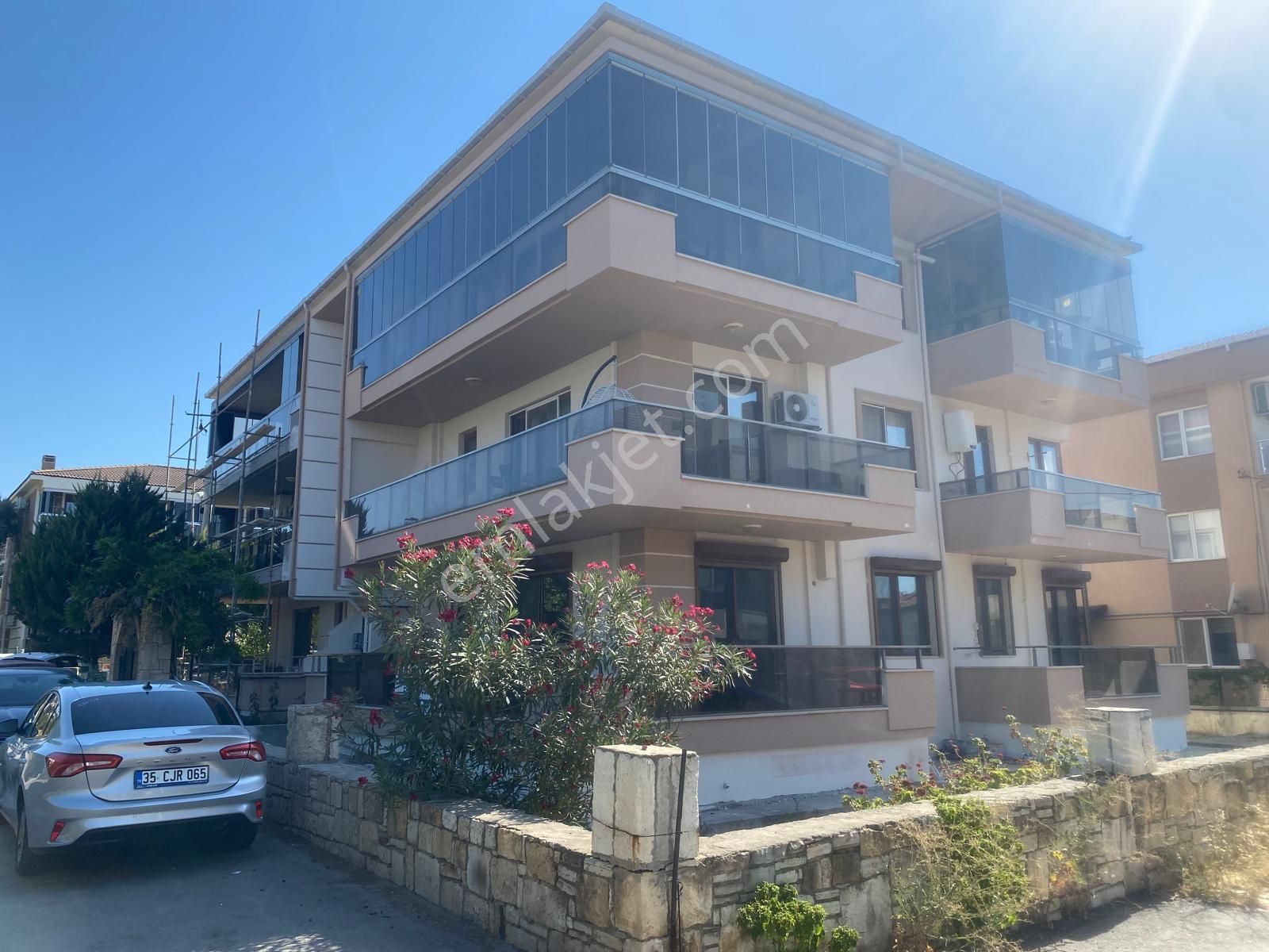 Yeni Foçada Geniş Bahçeli Cadde Üzerinde Satılık 3+1 Daire