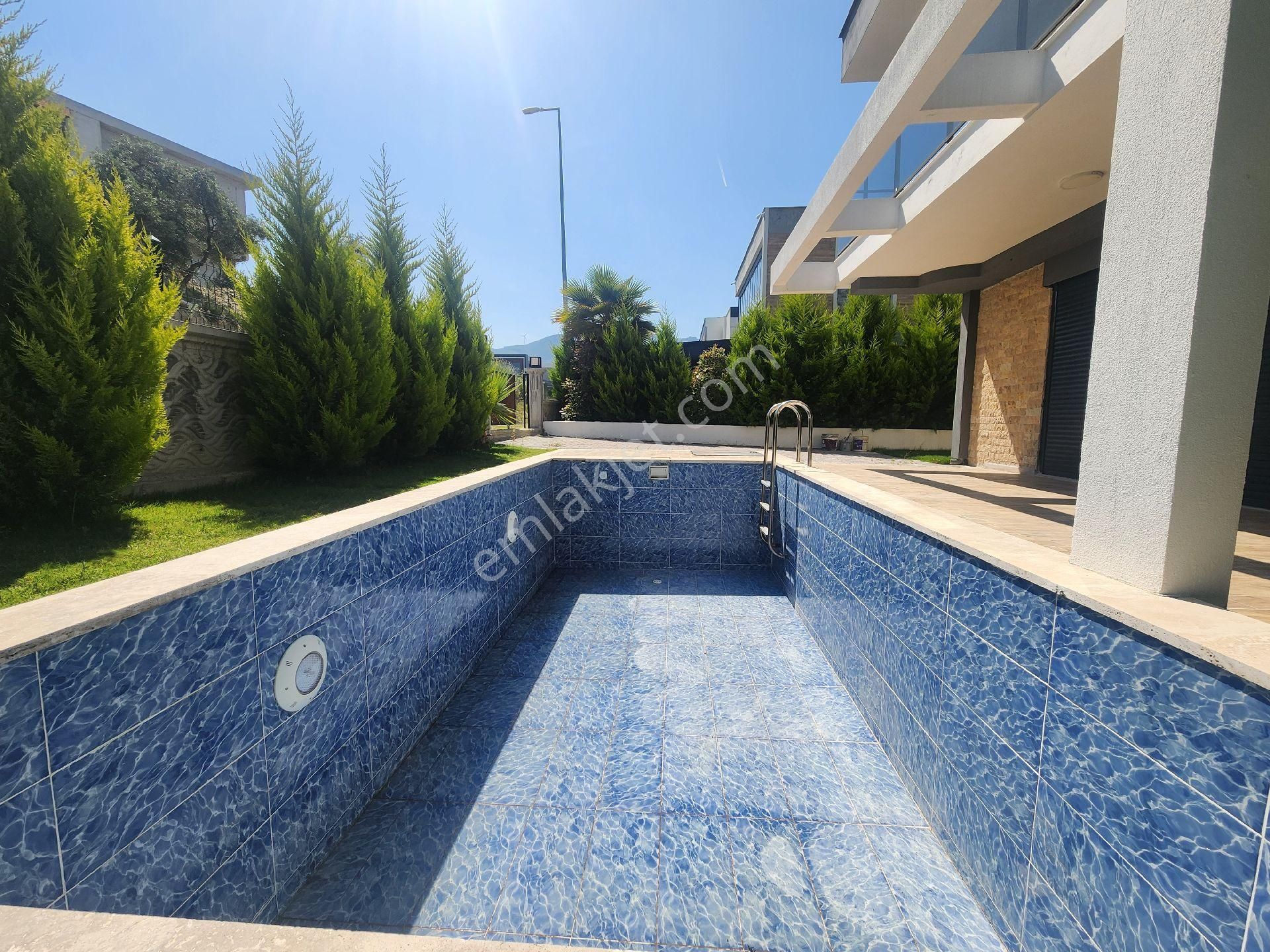 Kuşadası Davutlarda Tek Müstakil Özel Havuzlu Villa