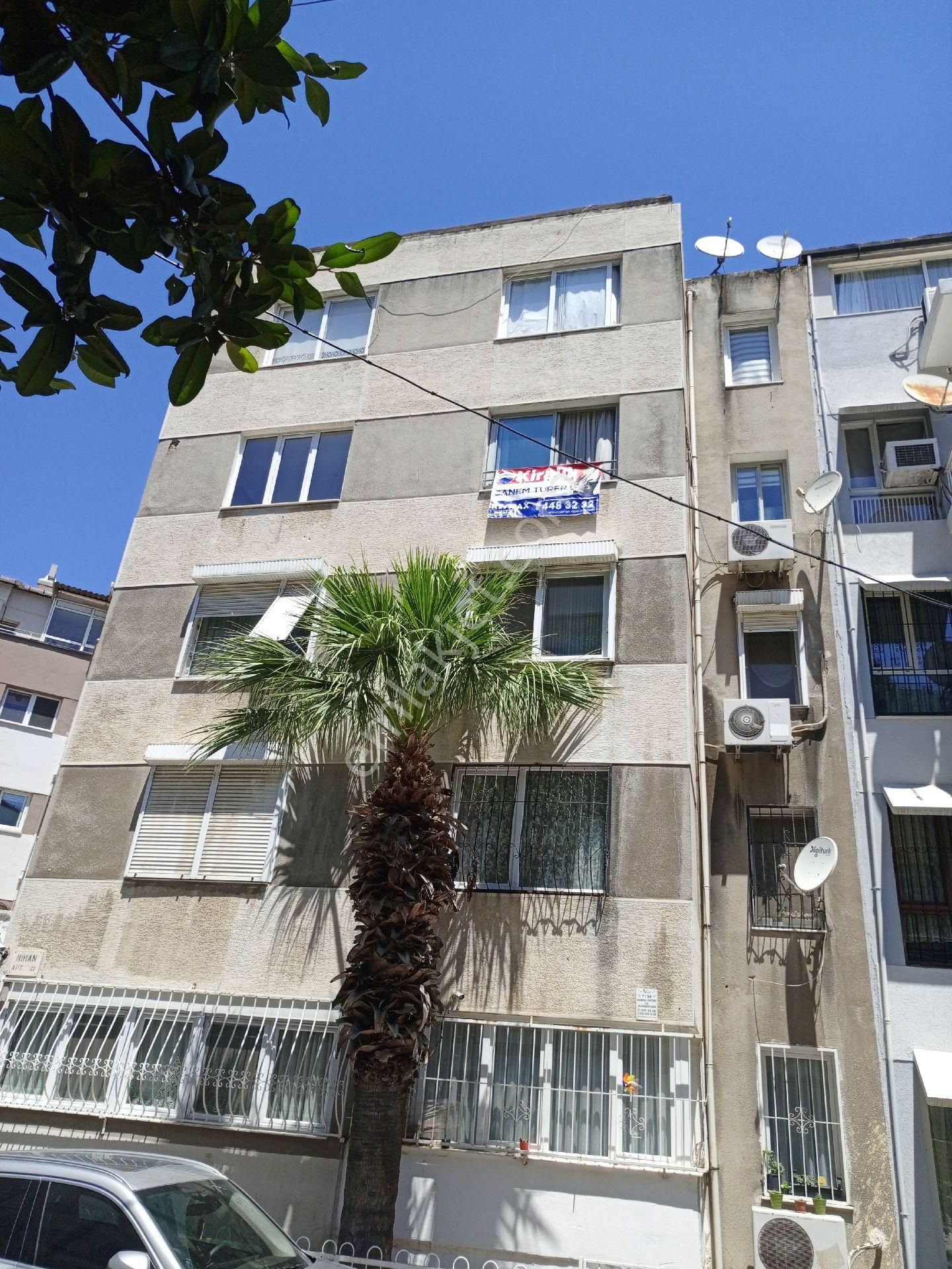 İzmir Küçükyalı'da Sahile Yürüme Mesafesin'de Satılık 2+1 Daire