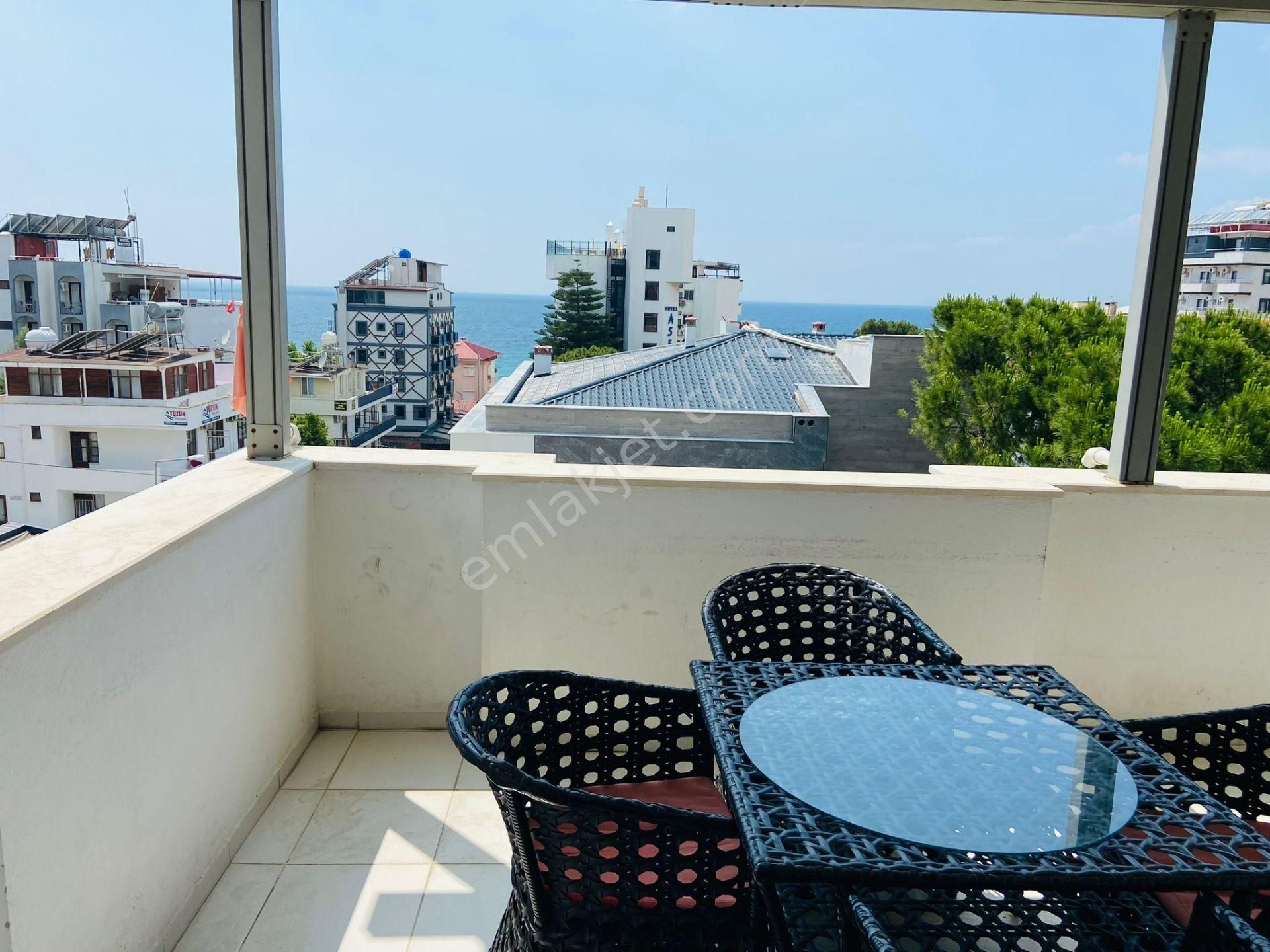 Kuşadası Kadınlar Denizi'nde Plaja 50 Metre Mesafede Deniz Manzaralı Stüdyo Daire