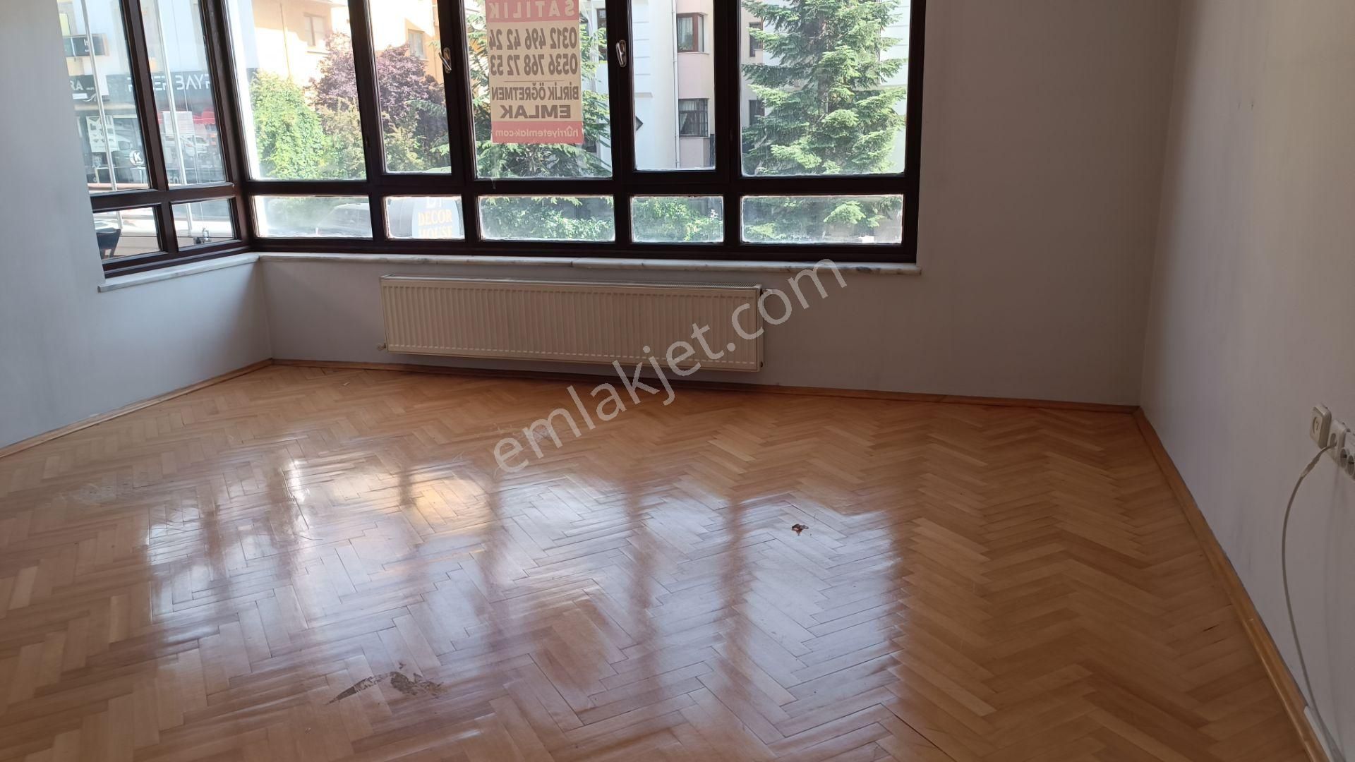 Podgoritsa Caddesi Üzeri 1.kat 3+1, Asansörlü, Açık & Kapalı Garajlı, 130m² Boş Daire