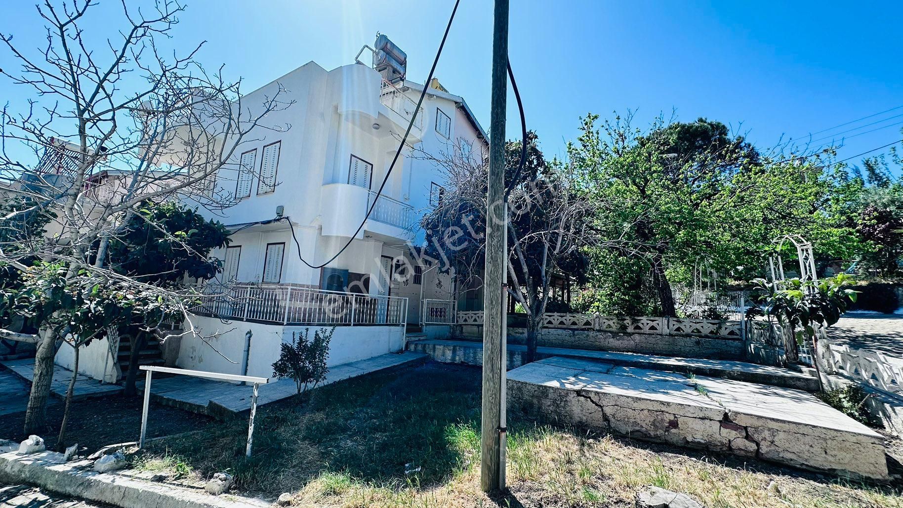 Kuşadası Kadınlar Denizi'nde 3+1 Köşe Konumlu 8 Kişilik Günlük Kiralık Villa