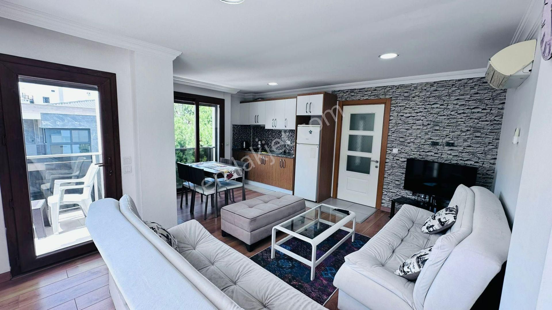 Kuşadası Kadınlar Denizi'nde 1+1 Plaja 50 Metre Mesafede Günlük Kiralık Daire
