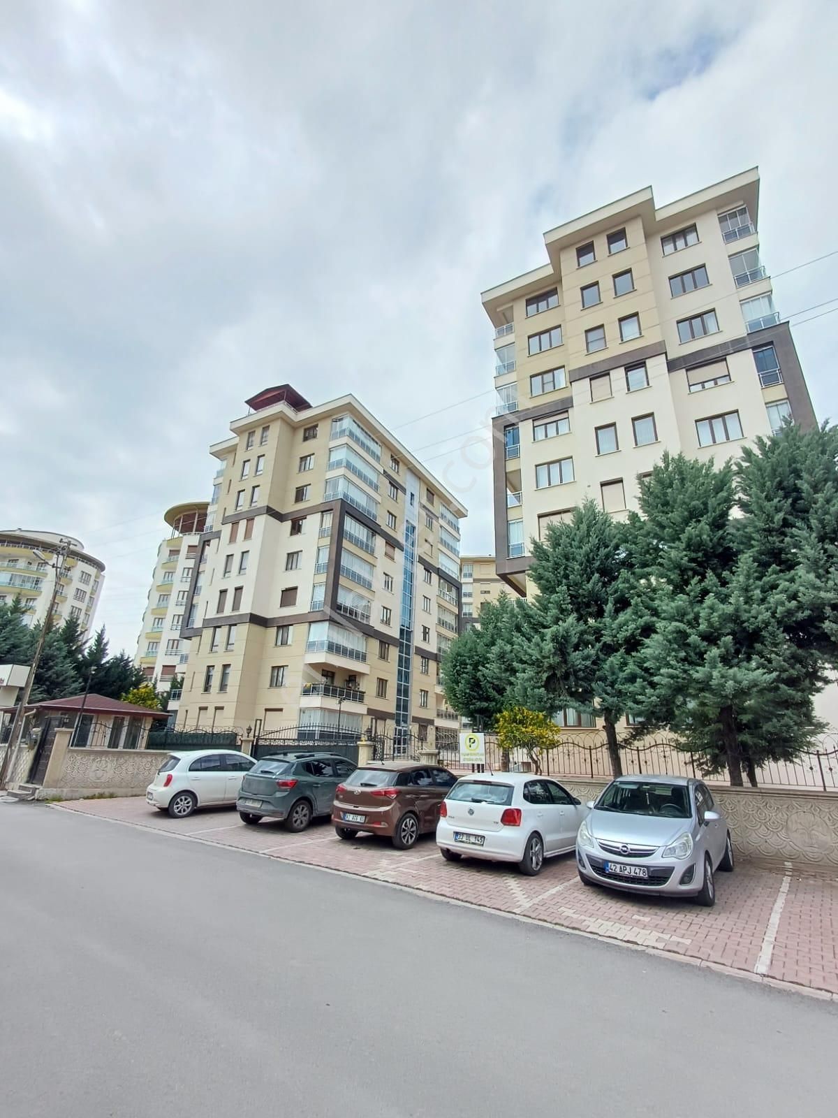 Emrah Çiftci'den Meram Melikşah Mah.sivaslı Ali Kemal Cad.yanı Satılık Arakat 3+1 Bakımlı Daire