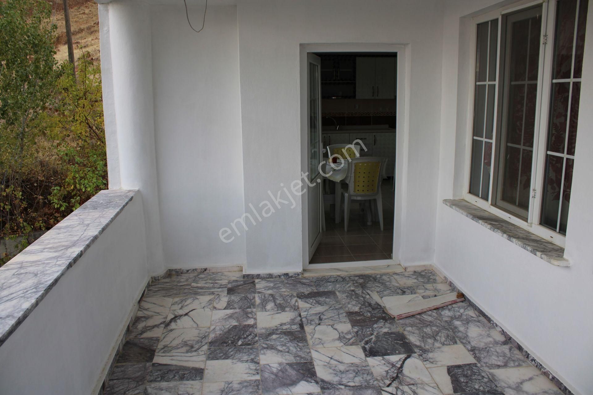 Tunceli Pertek Kale Dibi Mahallesi Komple Satılık Bina 3 Daire Her Biri 110 M2 Her Katın Tapu Ayrı - Görsel 20