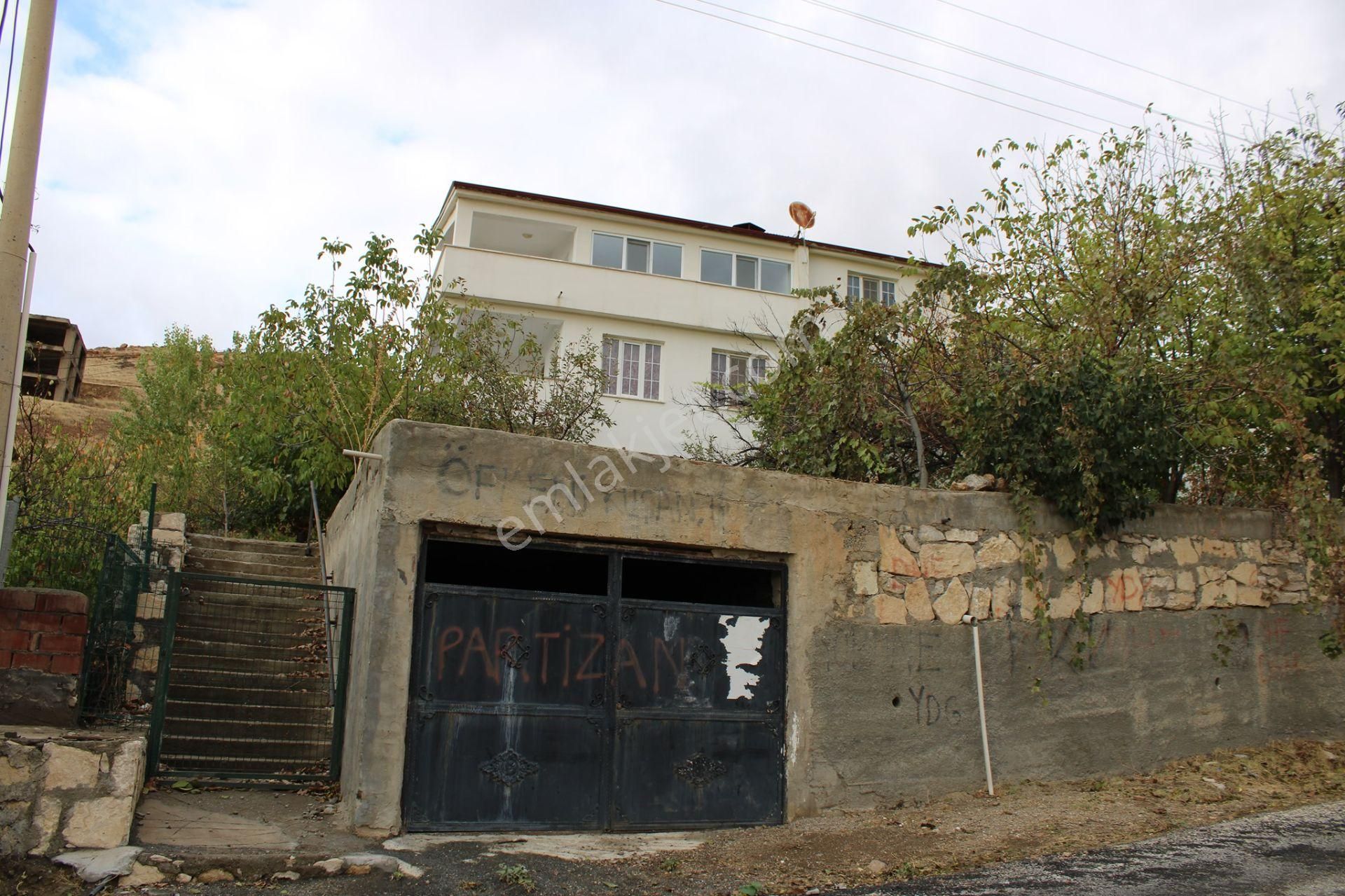 Tunceli Pertek Kale Dibi Mahallesi Komple Satılık Bina 3 Daire Her Biri 110 M2 Her Katın Tapu Ayrı - Görsel 2