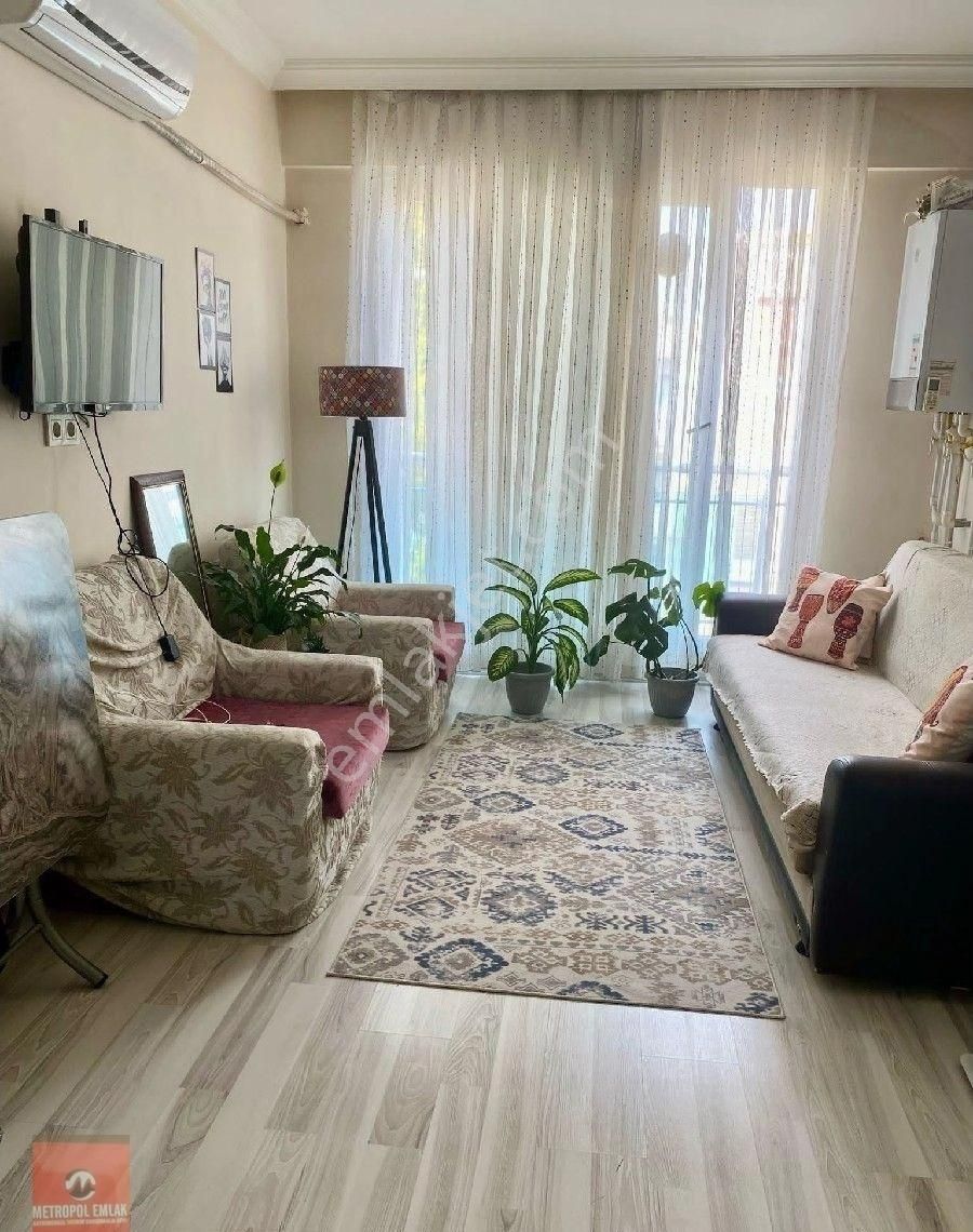 Efeler'de 1+1 Full Eşyalı Doğalgazlı Daire