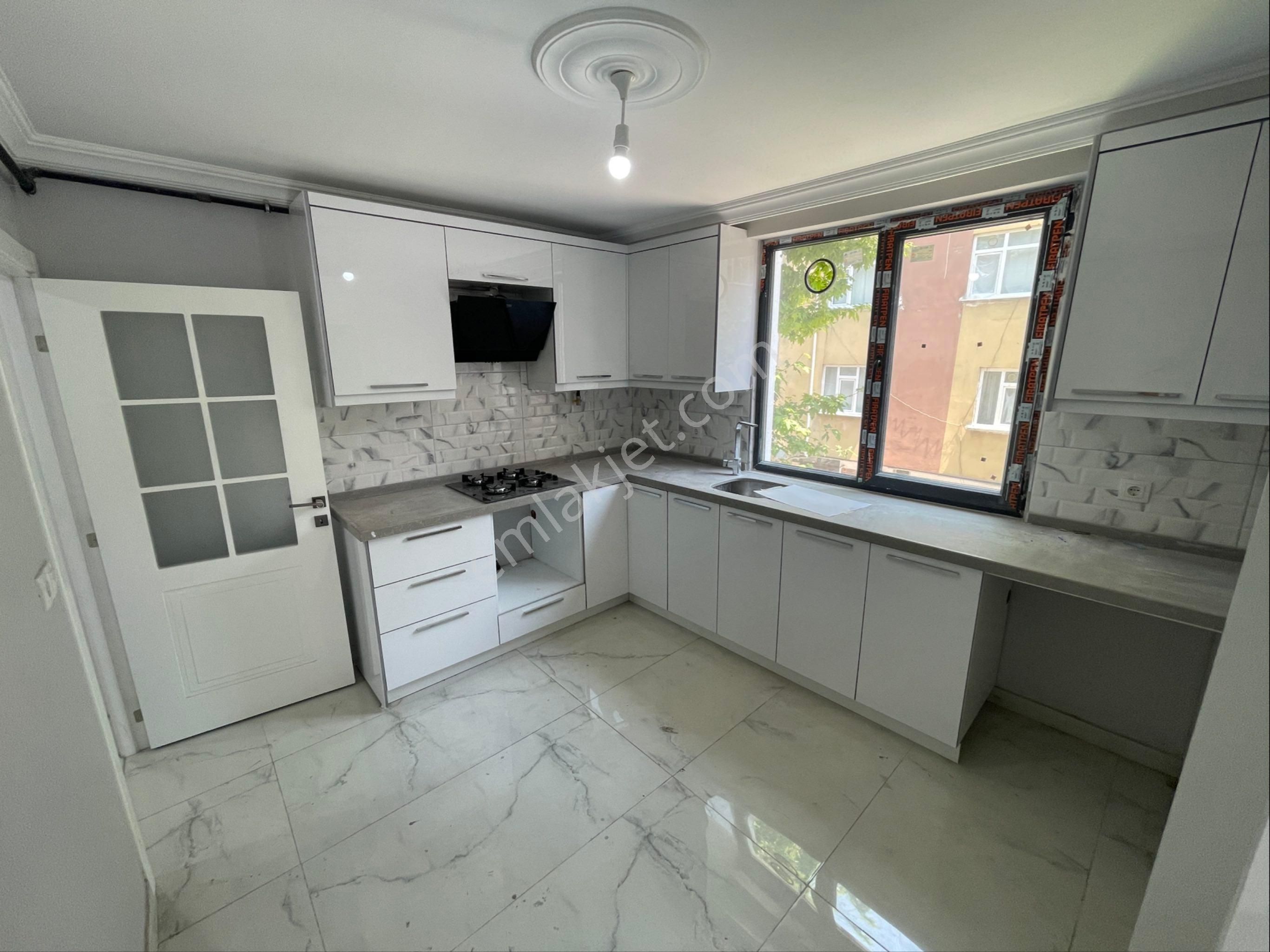 Tapar'dan Tramvay Yakın 1.kat 3+1 115m² Daire