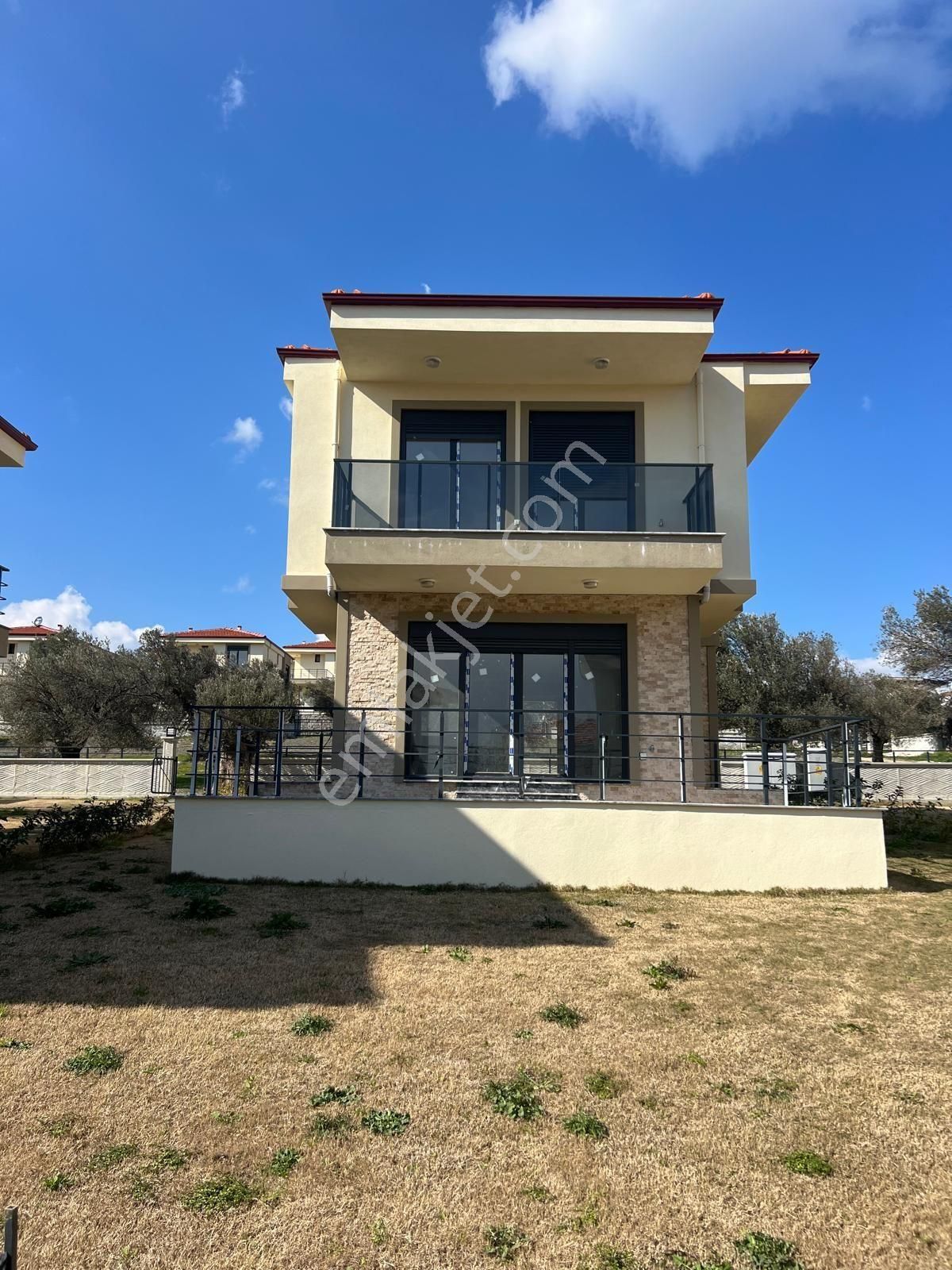 Premar Ayvada'dan Gömeç Karaağaç Sahilde , Müstakil Bahçeli Lüks Villa