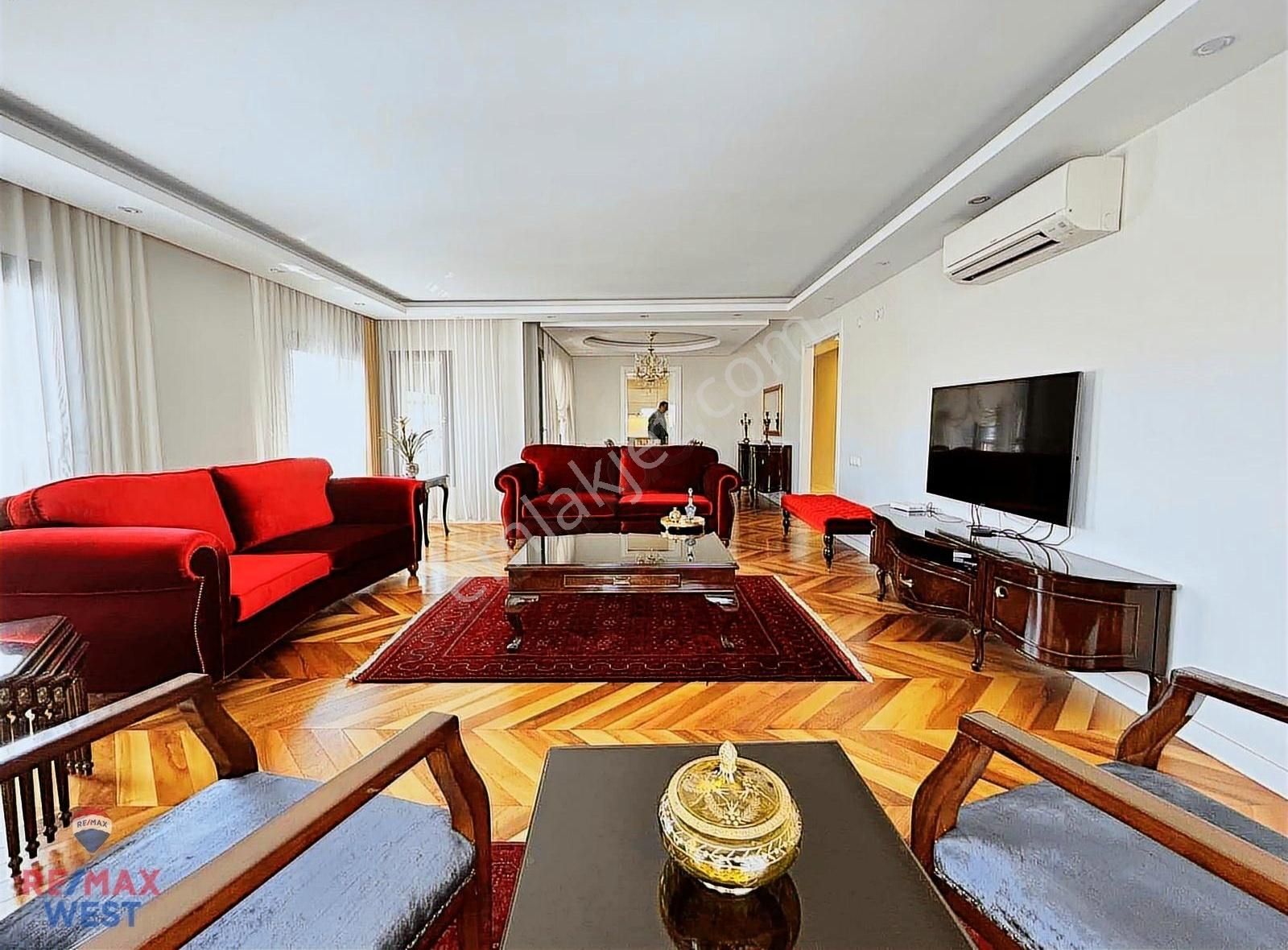 Bostanlı Merkezinde Geniş Ve Kaliteli Satılık 3+1 Daire