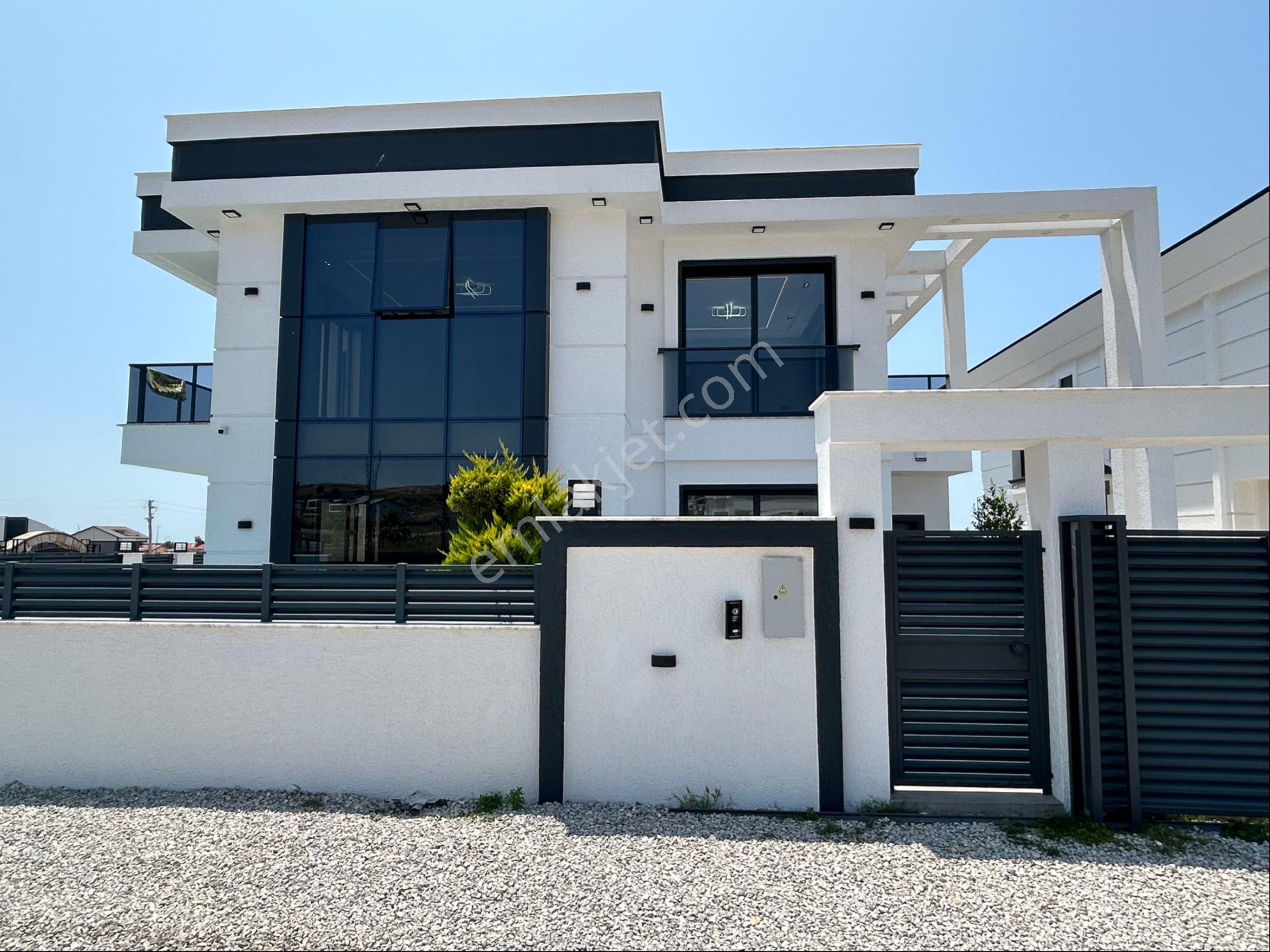 Didim Efelerde Havuzlu Müstakil Villa