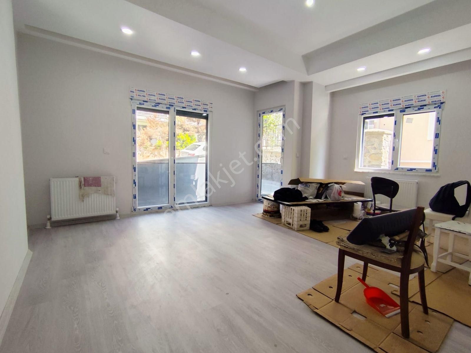 Yakacık Meydana Yürüme Panjurlu Arakat 2+1 Ankastreli Lüks Daire