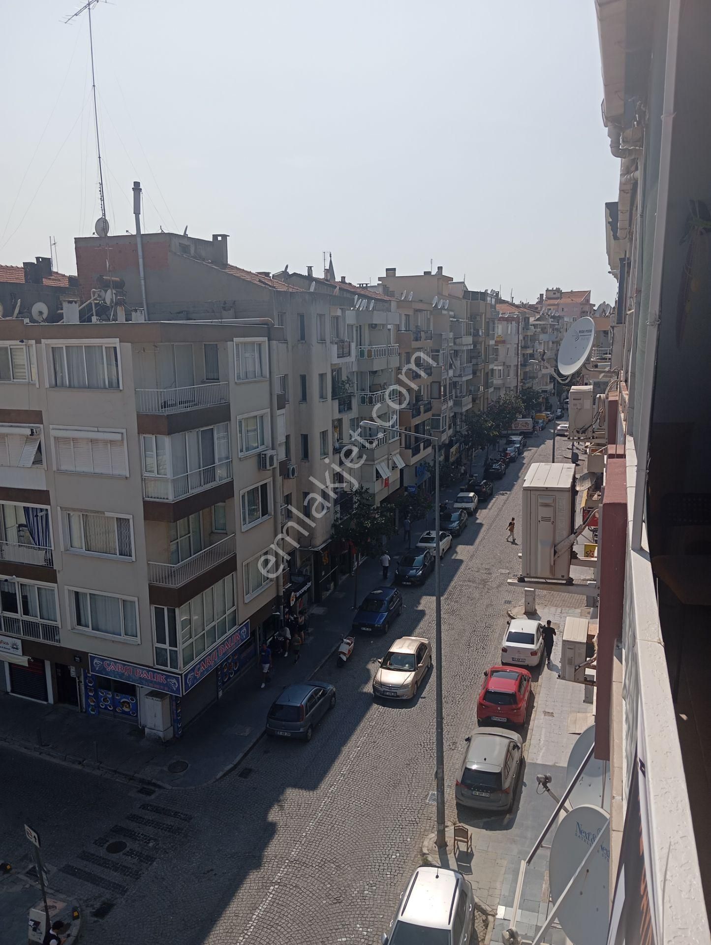 Alaybey Çarşı Cadde Üzeri Satılık 3+1