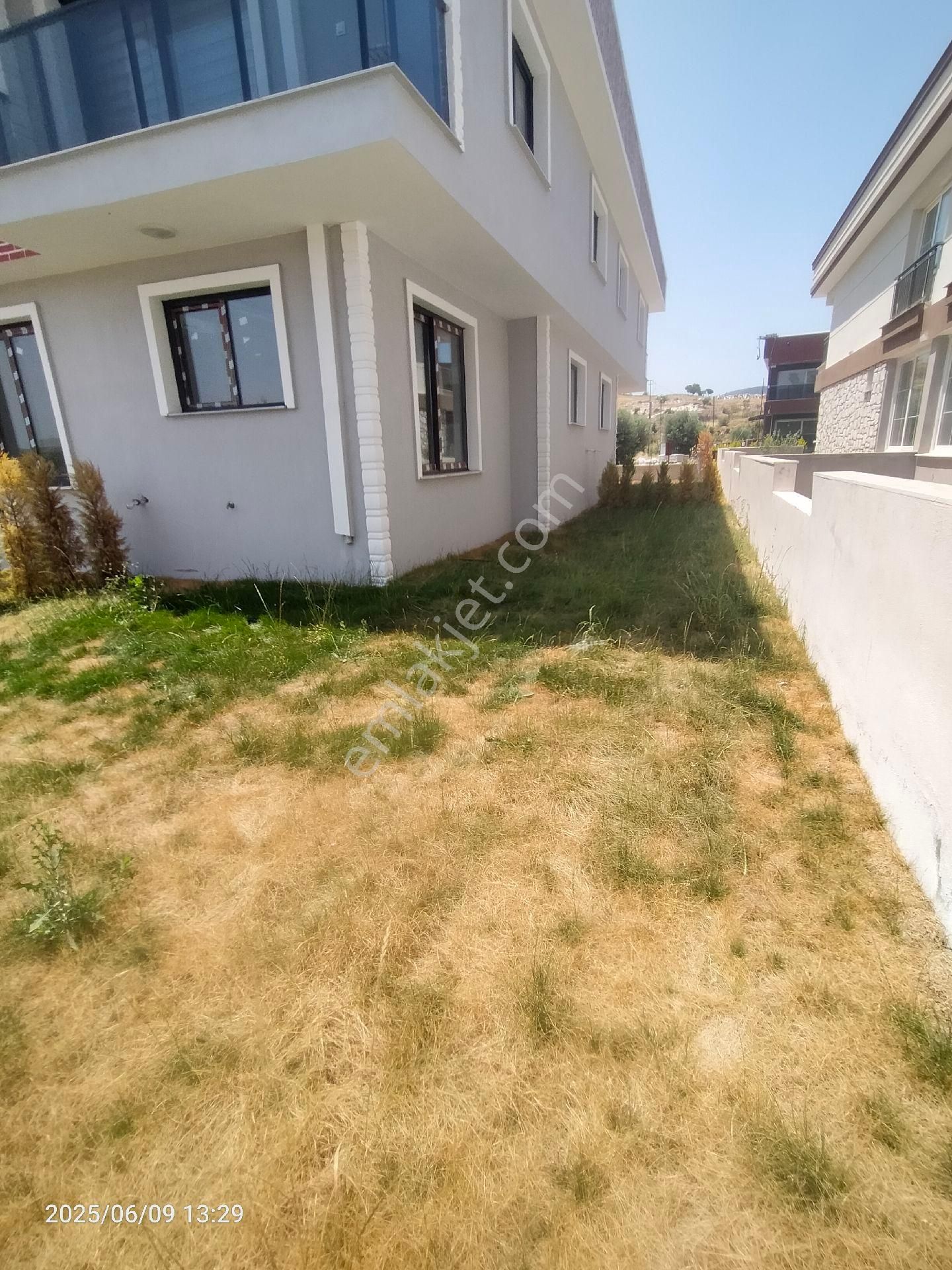 Saadet Korkmaz Emlak'tan Çandarlı'da Satılık Bahçeli 1+1 Sıfır Daire