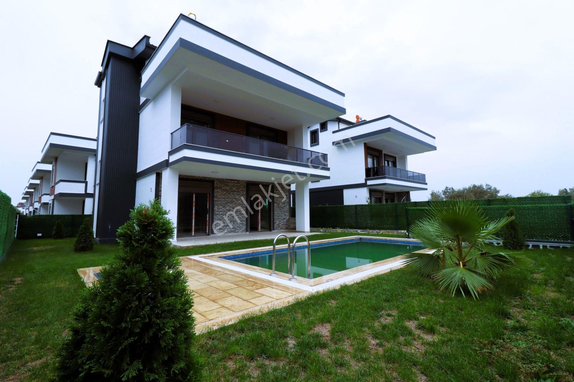 Aygül'den Güre'de Sıfır Nezih Site İçi Tam Bağımsız Denize Yakın Özel Havuzlu Lüks 4+1 Satılık Villa