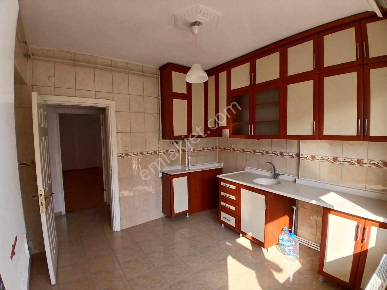 Akçay Emlak'tan Akşehir Çarşı Merkez Koyuncuoğlu Mescidi Yanında Bakımlı Kiralık 2+1 Daire