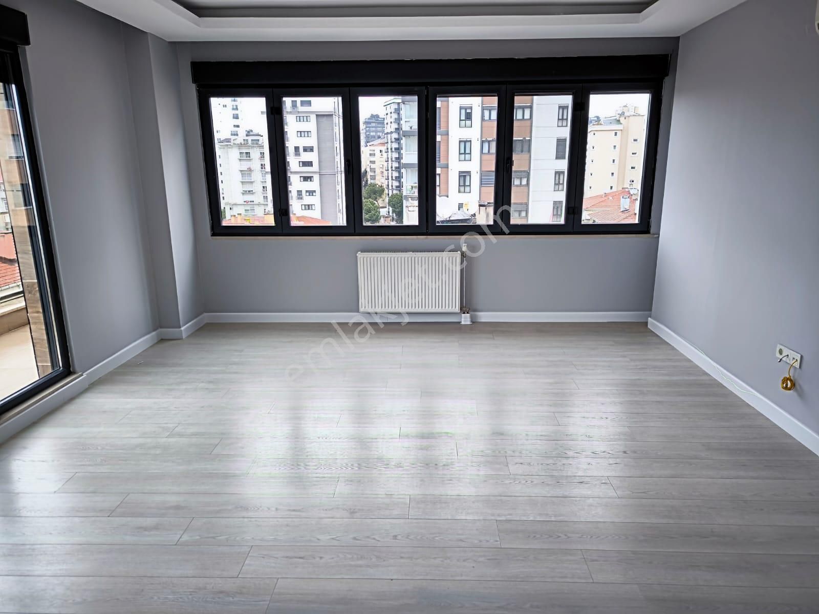 Kozyatağı'nda Satılık Akdeniz Balkonlu Ebeveynli 80 M2 Net 2+1