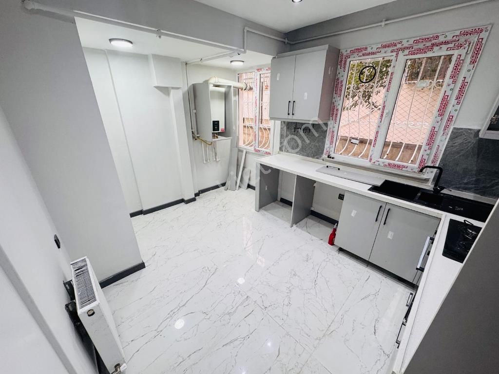 Altıntepede Merkezi Konumda,ıçi Full Yapılı,ön Köşe 3+1