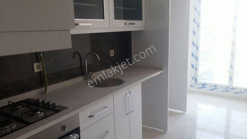 Çiğlide Kiralık 2+1 Yeni Doğalgazlı Kapalı Mutfak Asansörlü Ana Caddeye İzbana Yakın