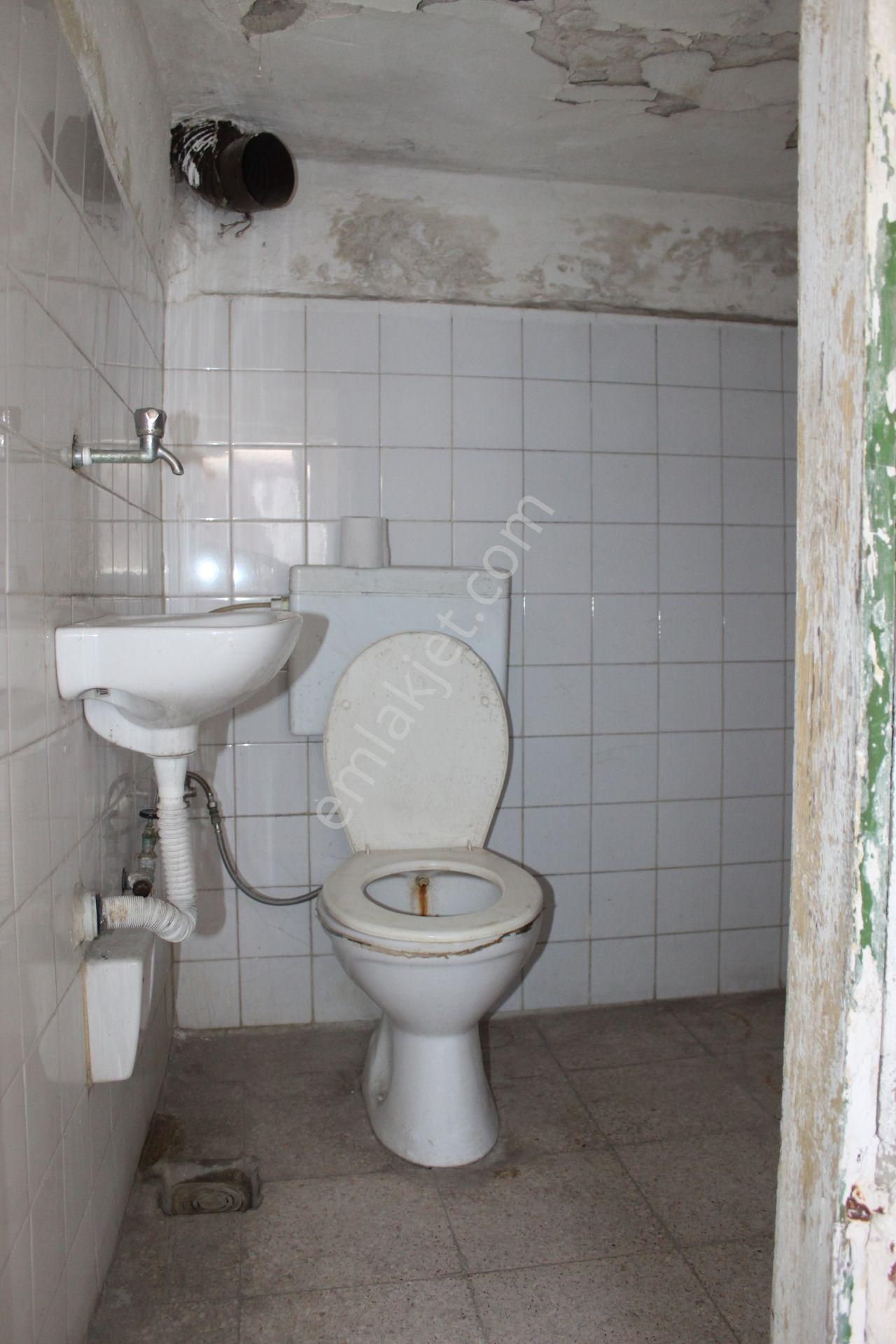 Ayvada'dan Ayvalık Merkez'de Tek Katlı Avlulu 2+1 Müstakil Ev - Görsel 21