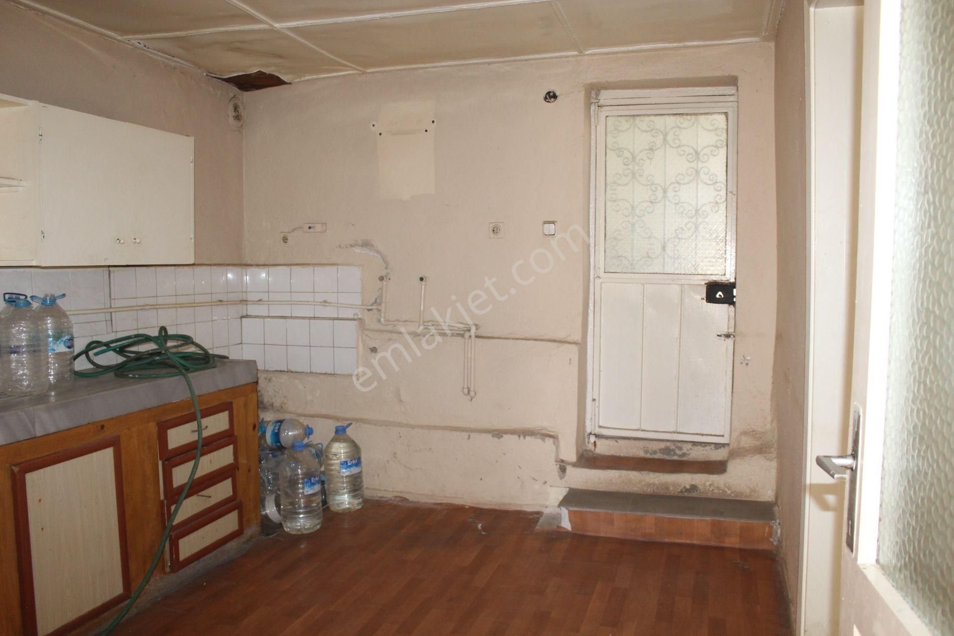 Ayvada'dan Ayvalık Merkez'de Tek Katlı Avlulu 2+1 Müstakil Ev - Görsel 12