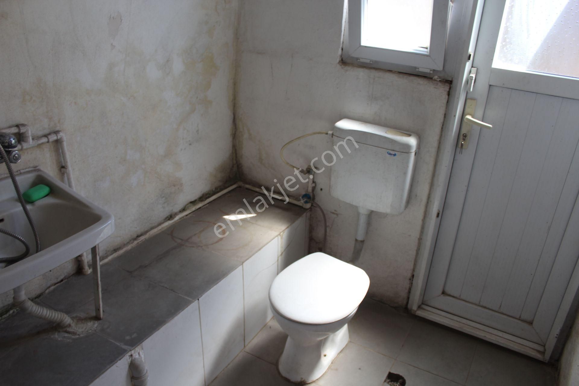 Ayvada'dan Ayvalık Merkez'de Tek Katlı Avlulu 2+1 Müstakil Ev - Görsel 19