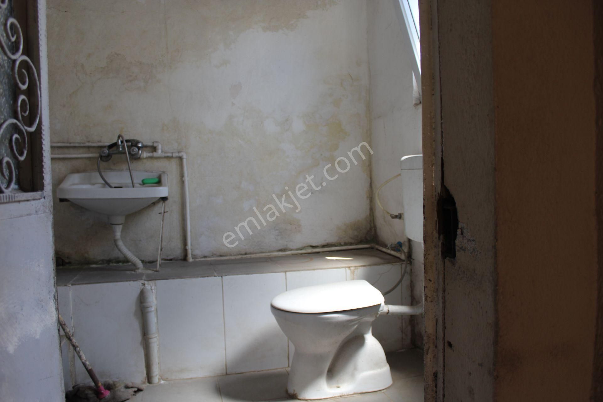 Ayvada'dan Ayvalık Merkez'de Tek Katlı Avlulu 2+1 Müstakil Ev - Görsel 18