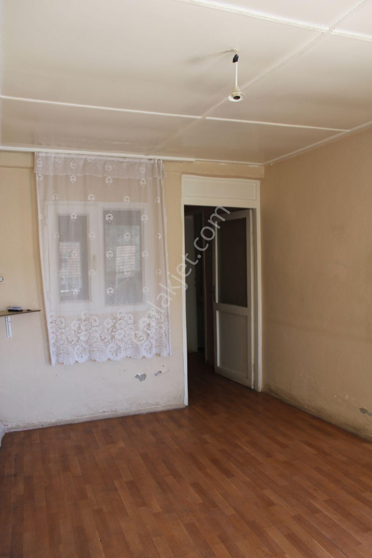 Ayvada'dan Ayvalık Merkez'de Tek Katlı Avlulu 2+1 Müstakil Ev - Görsel 6