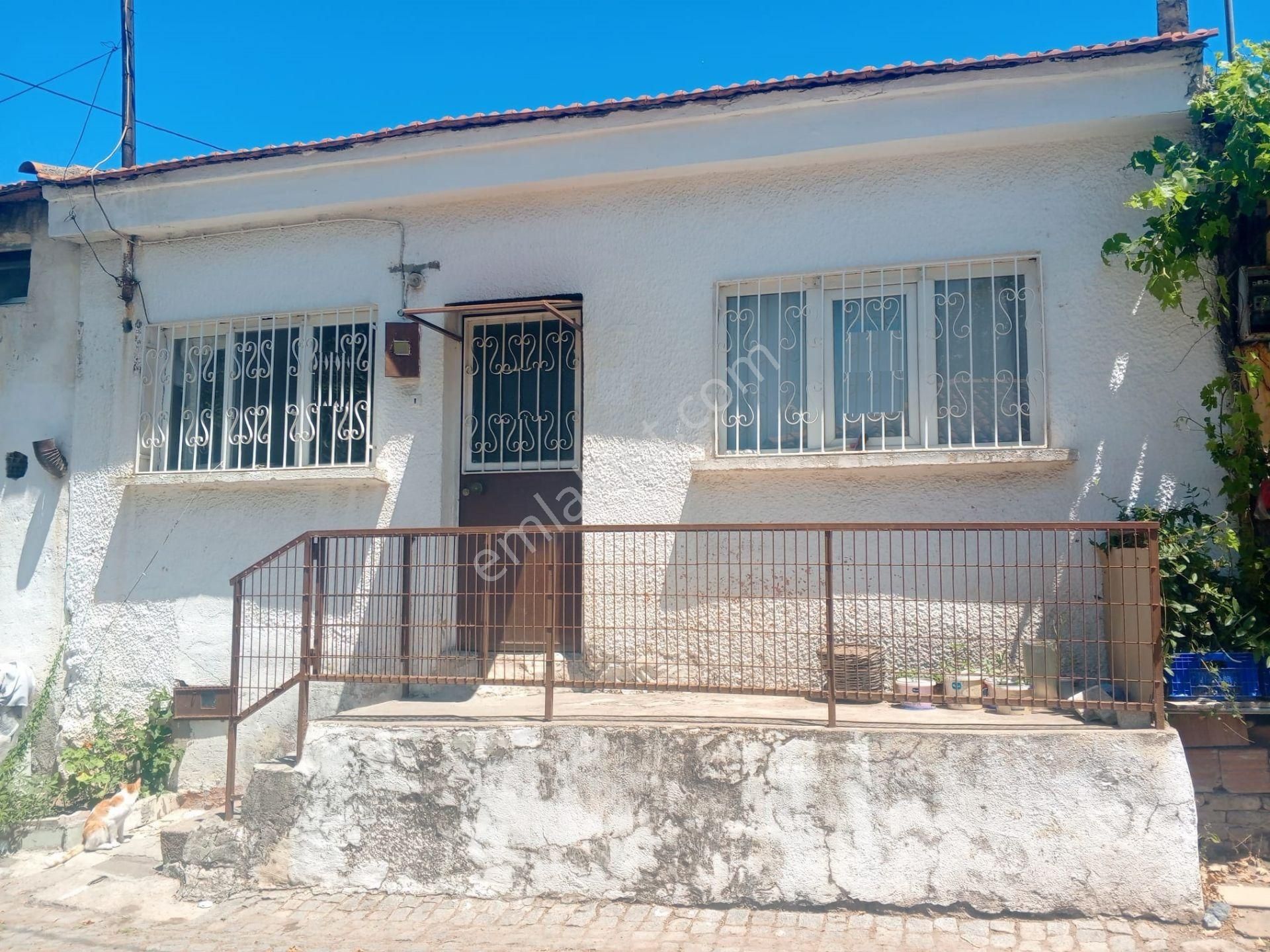 Ayvada'dan Ayvalık Merkez'de Tek Katlı Avlulu 2+1 Müstakil Ev