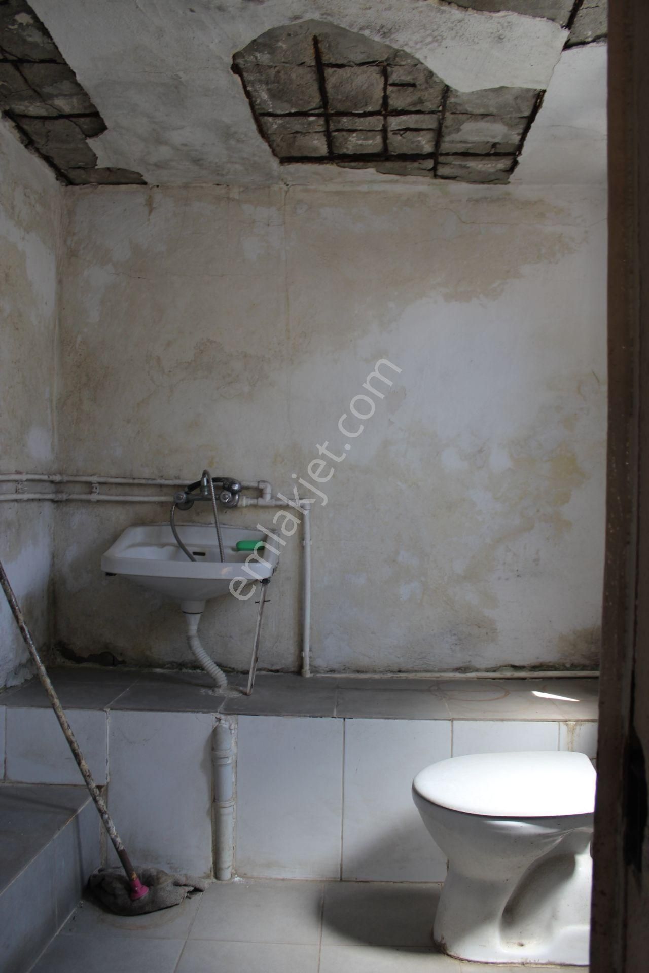 Ayvada'dan Ayvalık Merkez'de Tek Katlı Avlulu 2+1 Müstakil Ev - Görsel 22